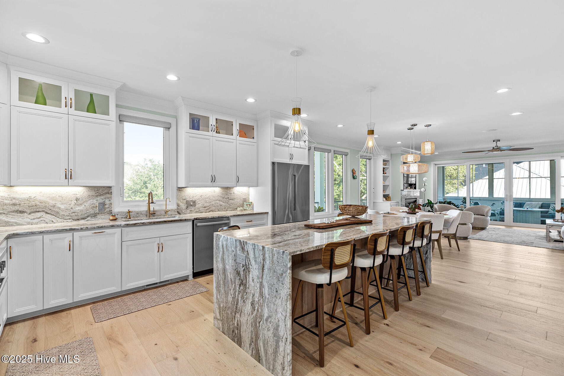 100540813 | Photo 16