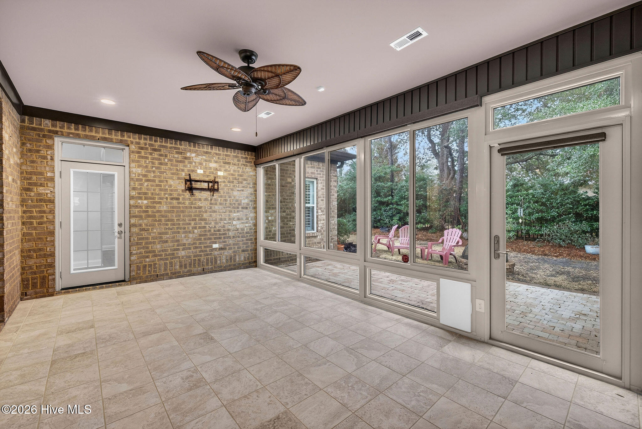 100557341 | Photo 16