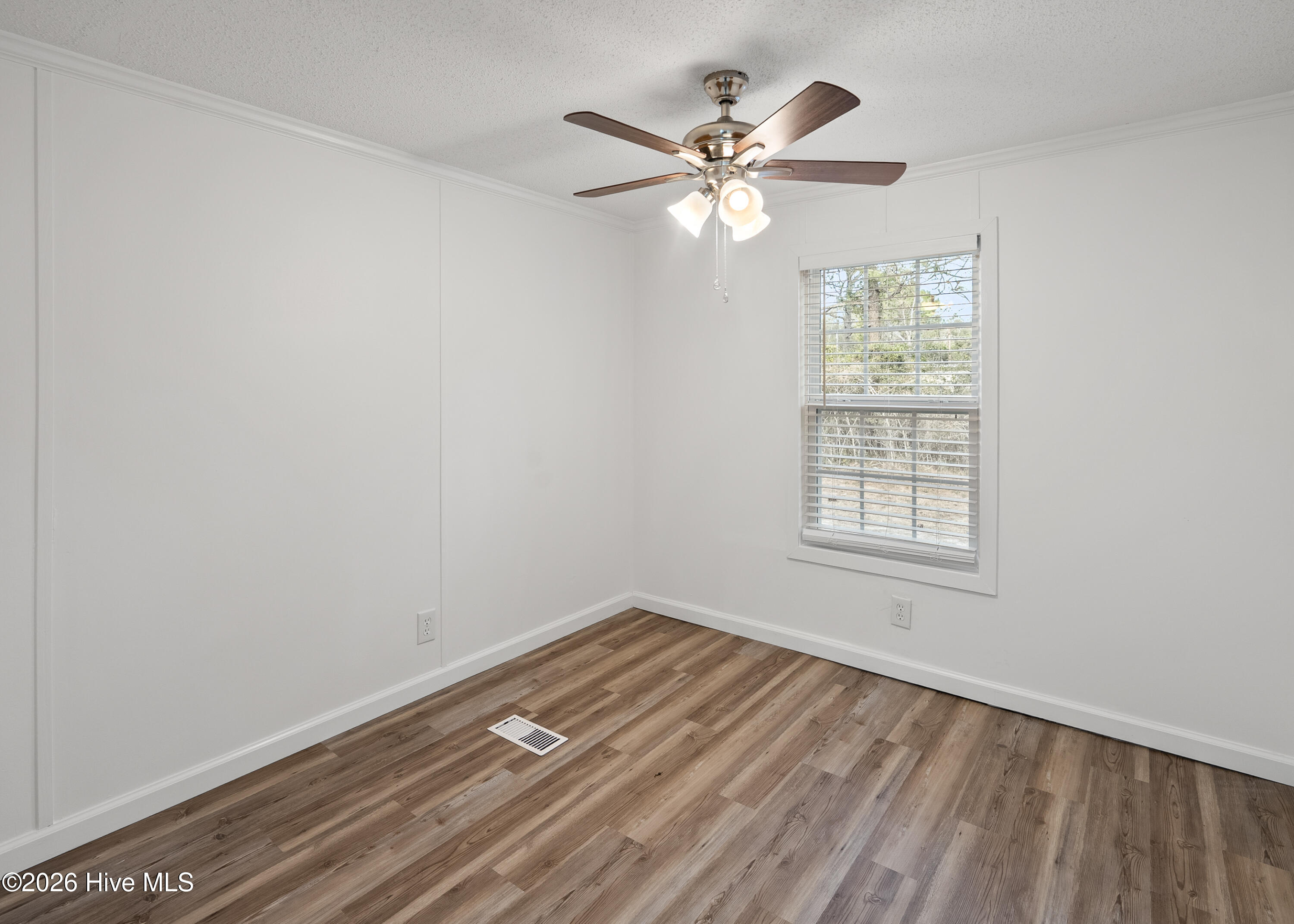 100561099 | Photo 26