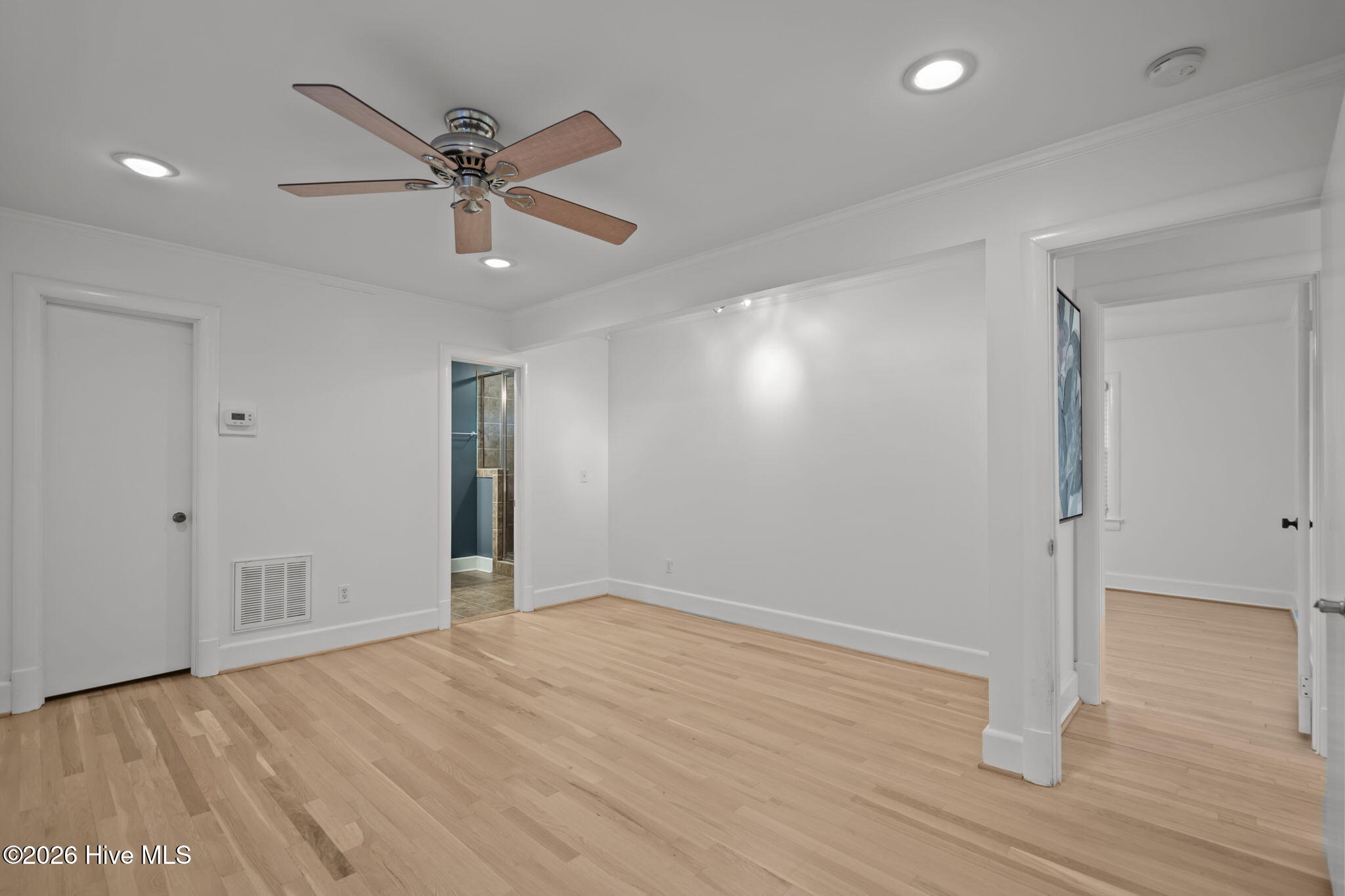 100548221 | Photo 23