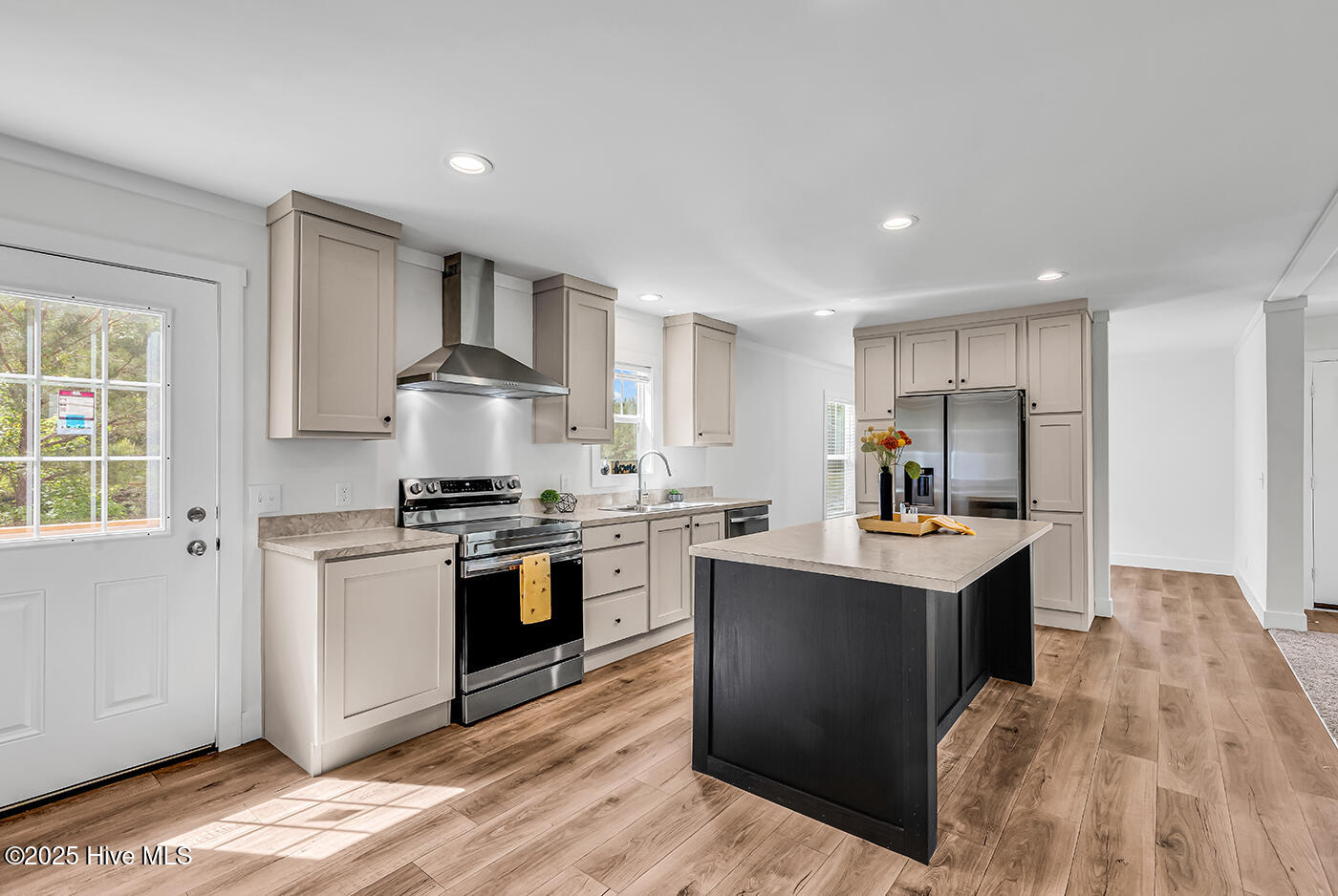 100489773 | Photo 12