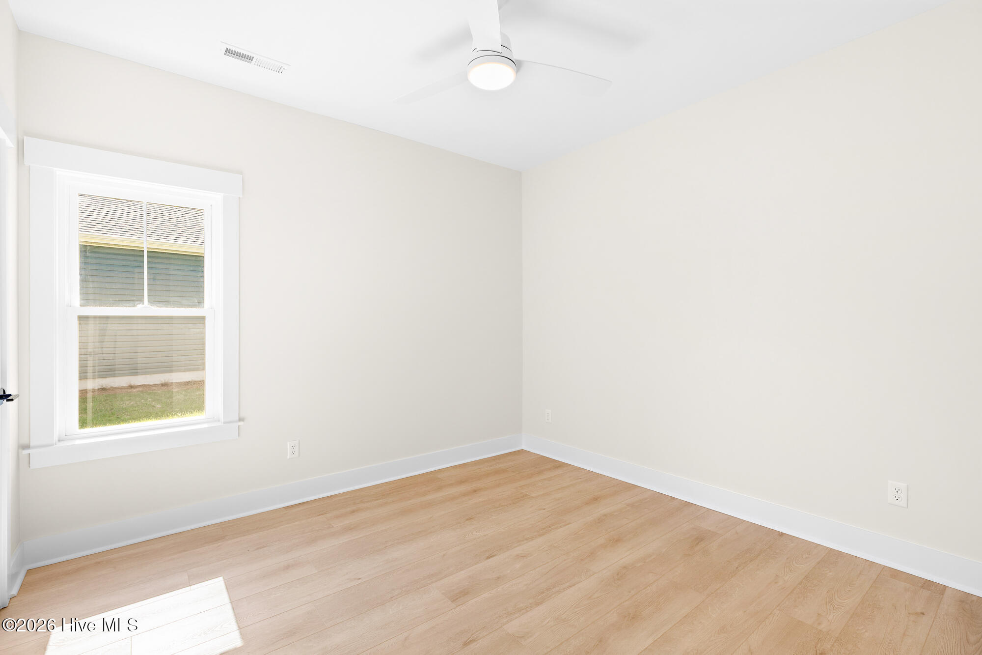 100561185 | Photo 37