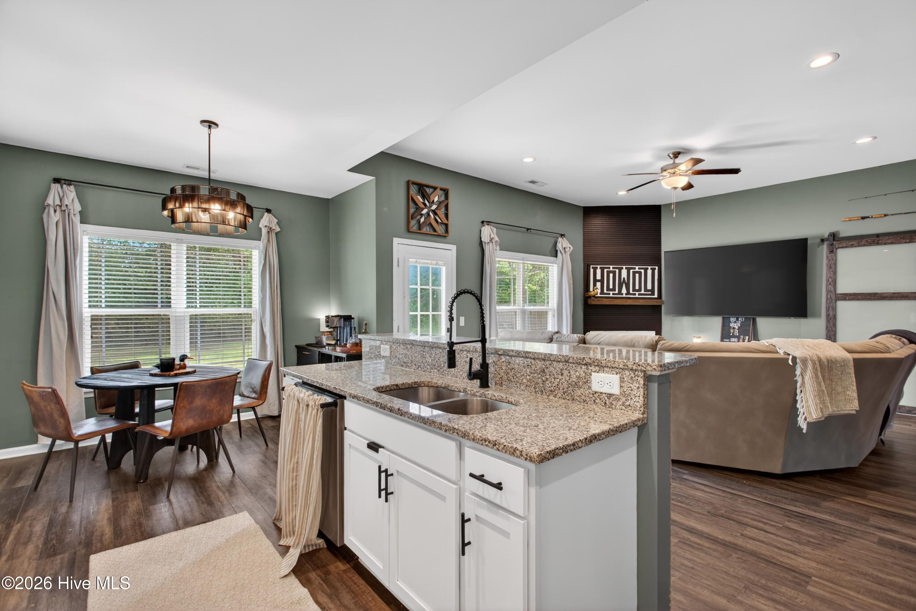 100566078 | Photo 10