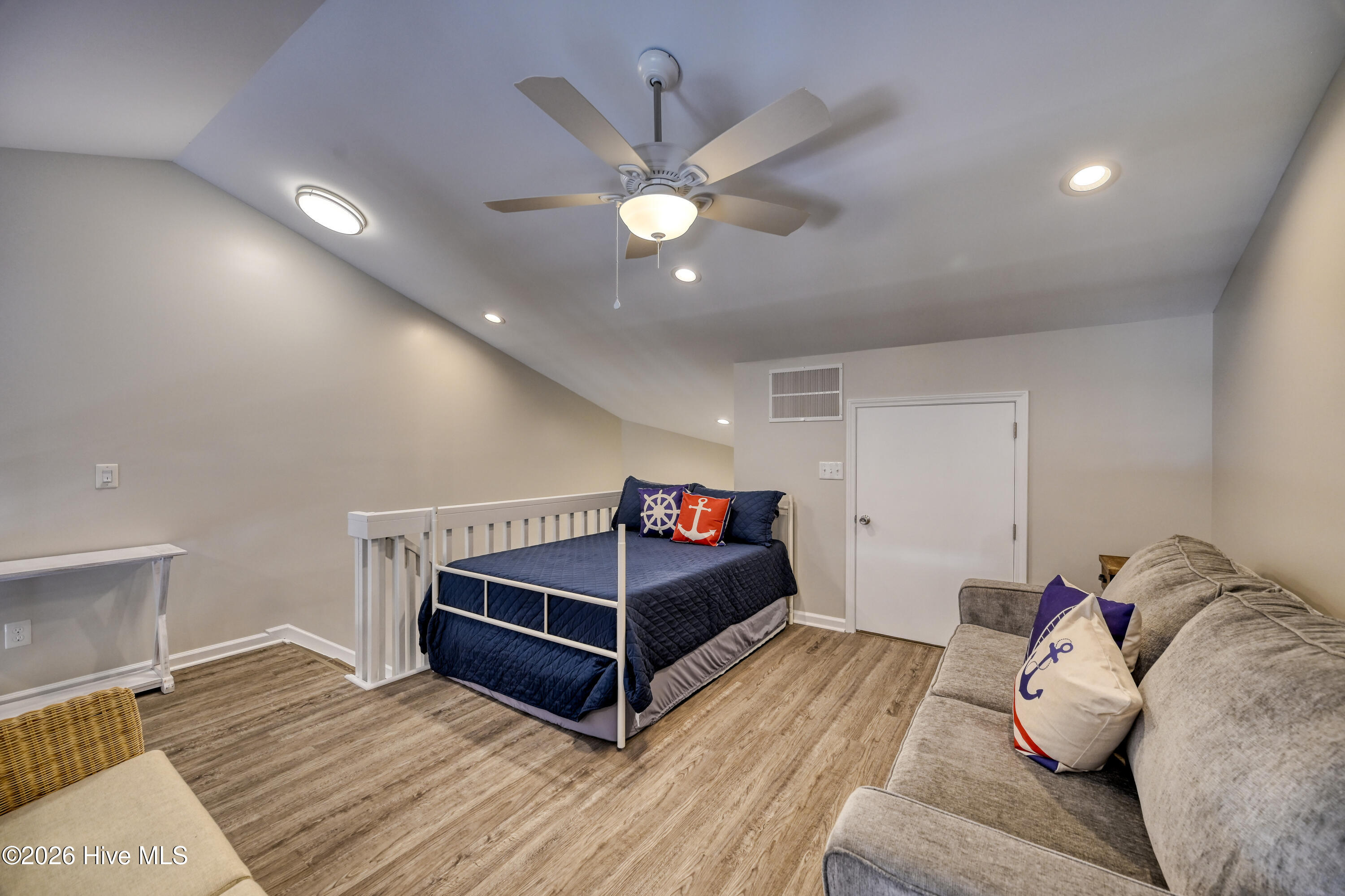 100564372 | Photo 14