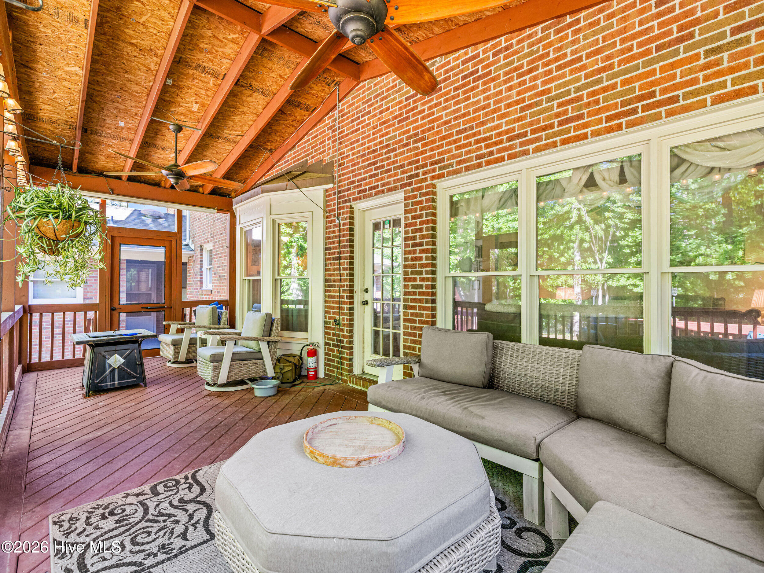 100570486 | Photo 72