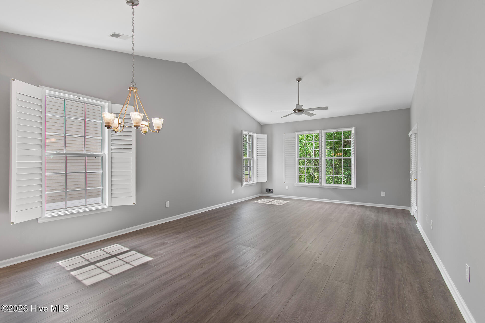 100566917 | Photo 10