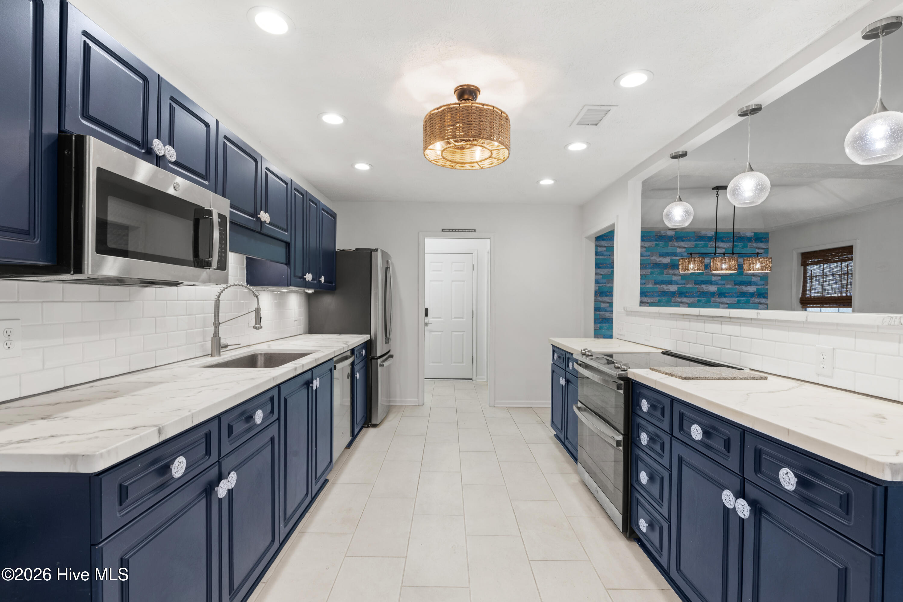 100562430 | Photo 17