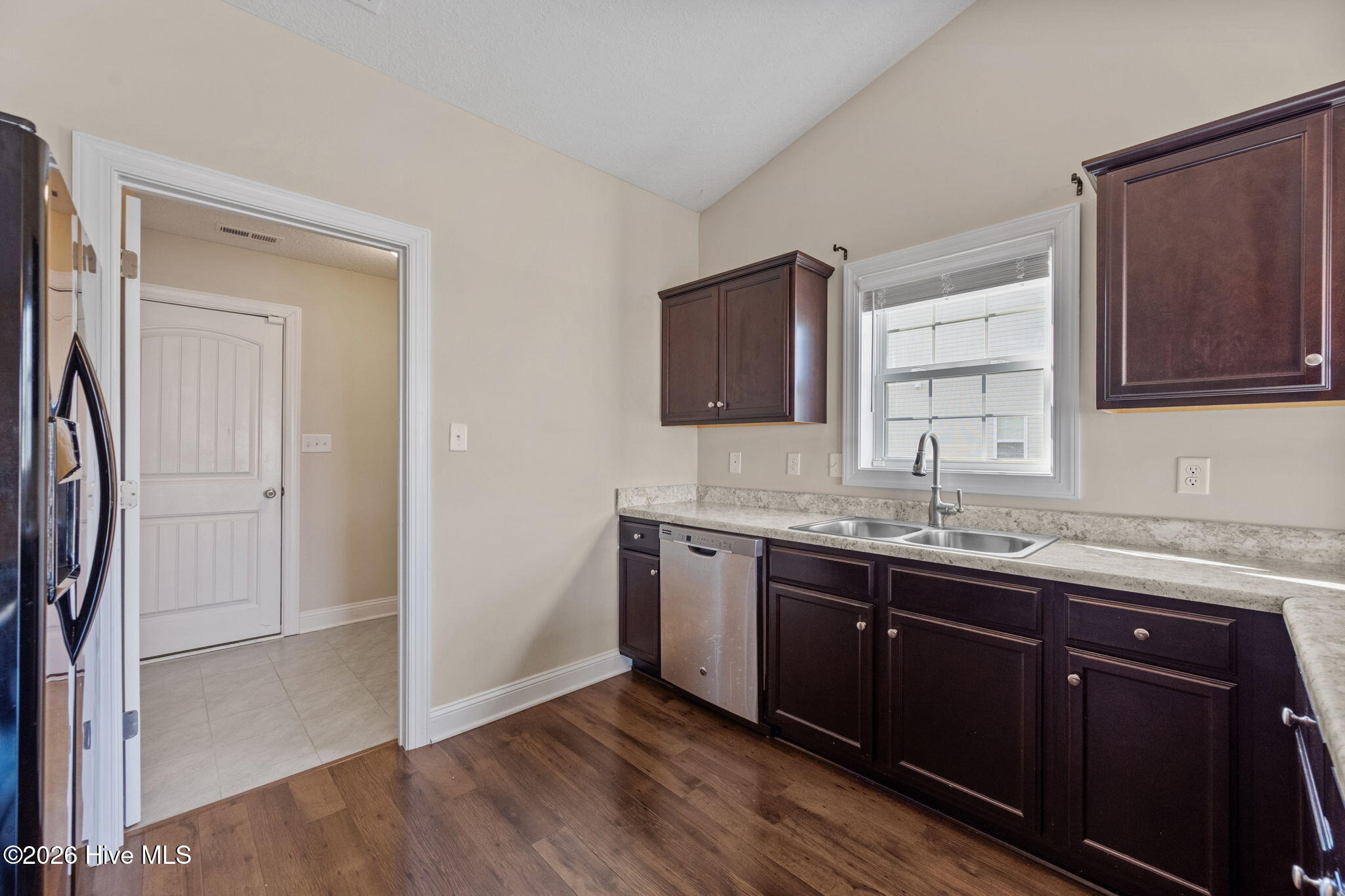 100564083 | Photo 11