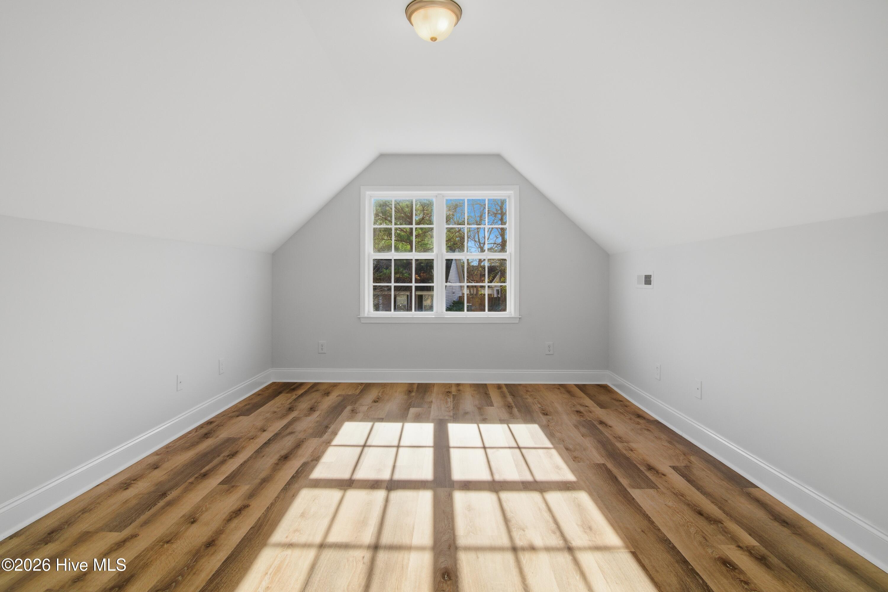 100549950 | Photo 23