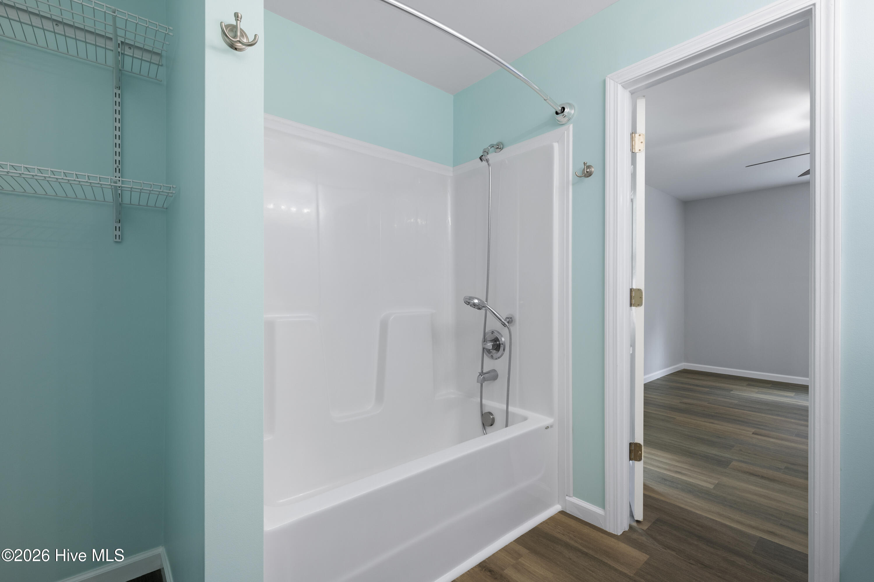 100570462 | Photo 15