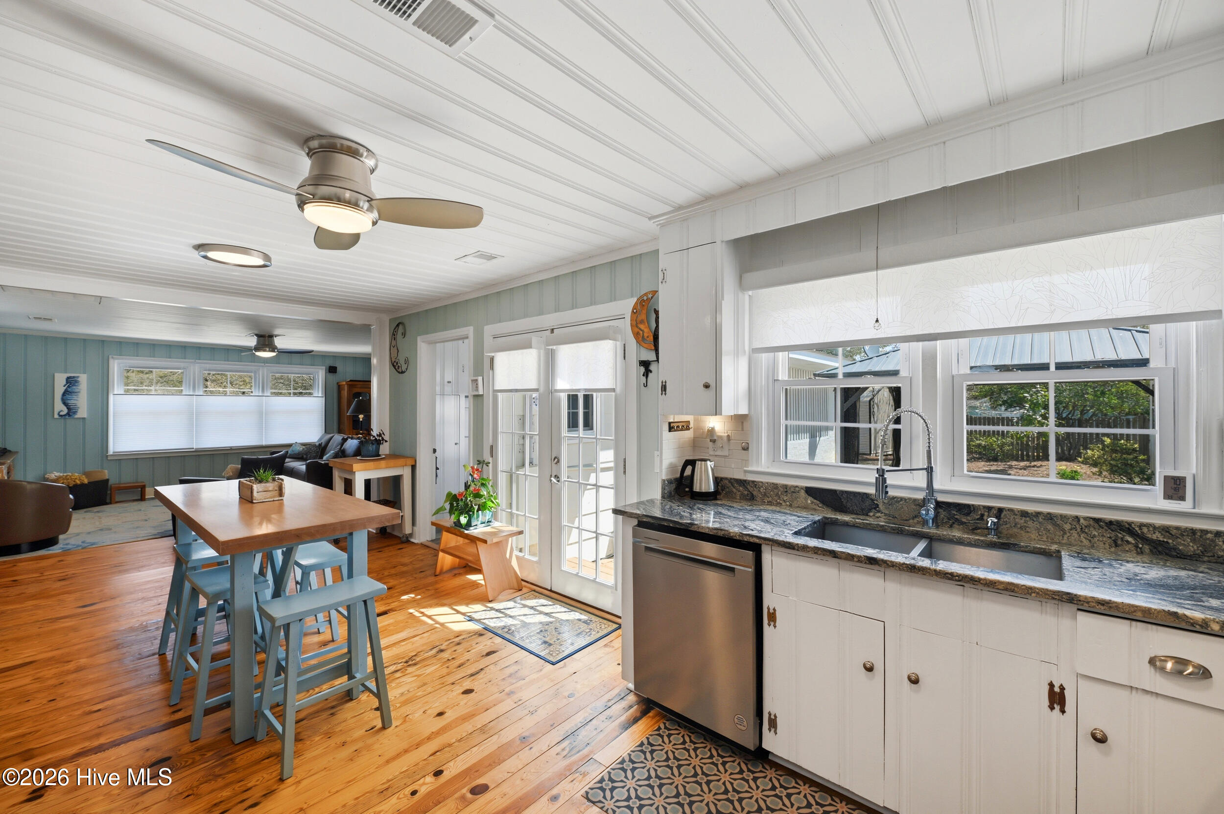 100570502 | Photo 15