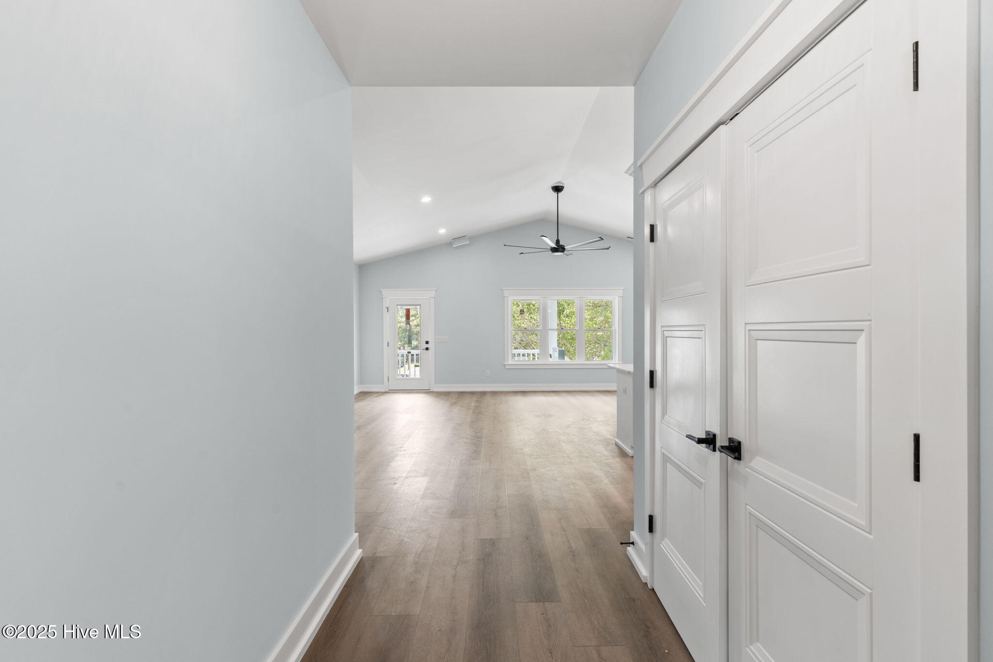 100523673 | Photo 44