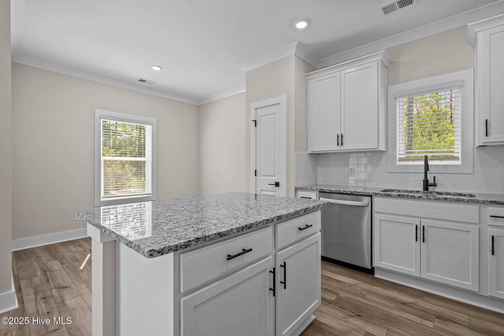 100551872 | Photo 14