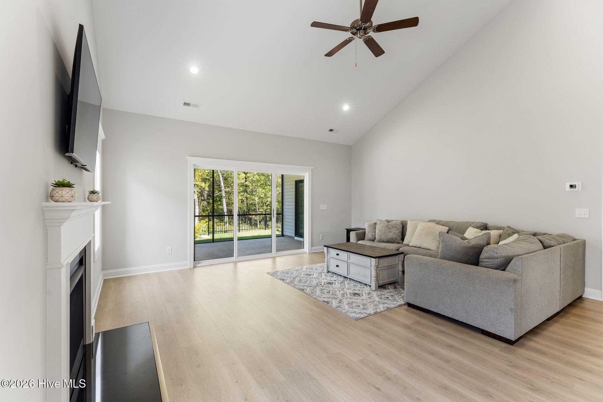 100567561 | Photo 29