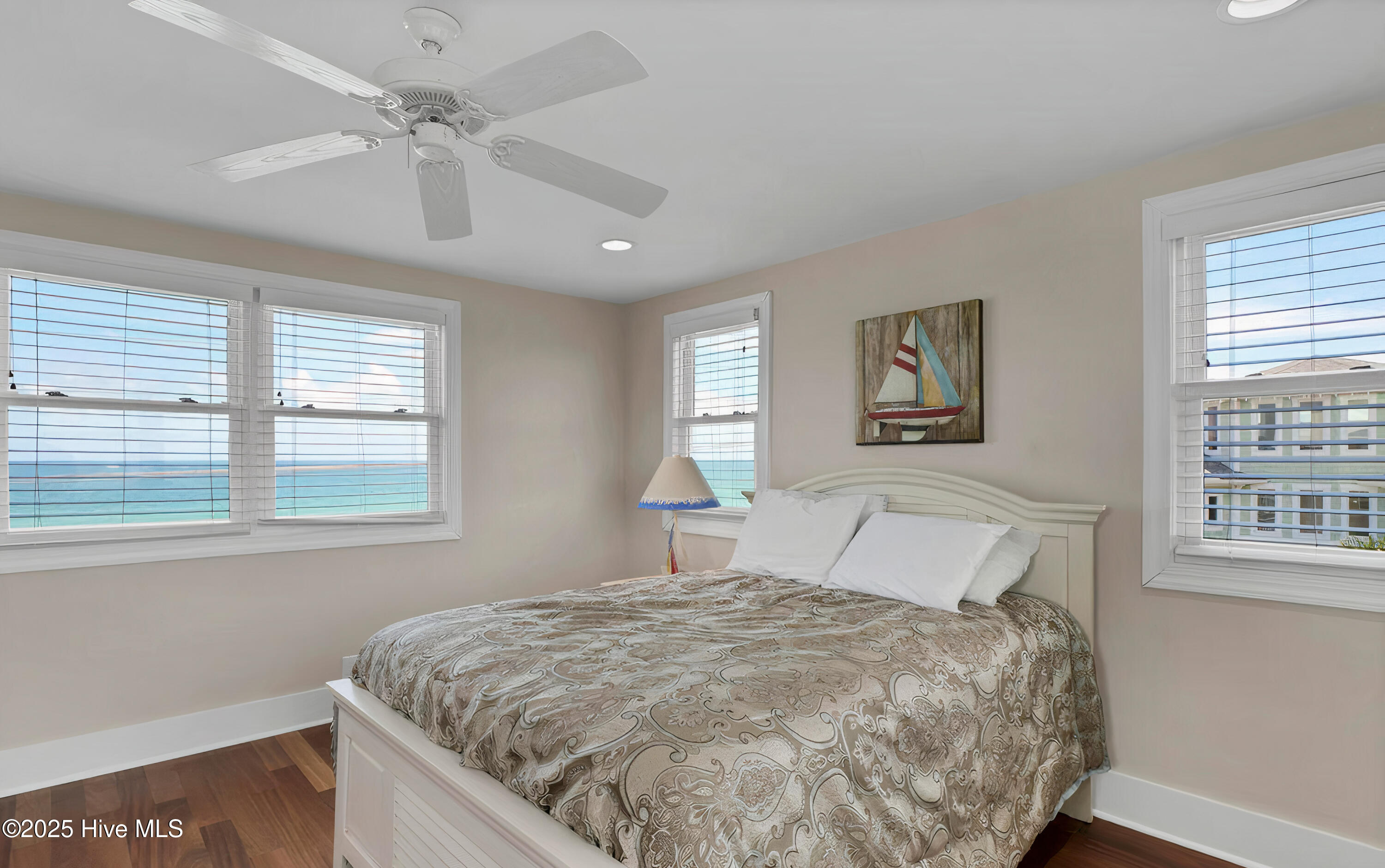 100524834 | Photo 35