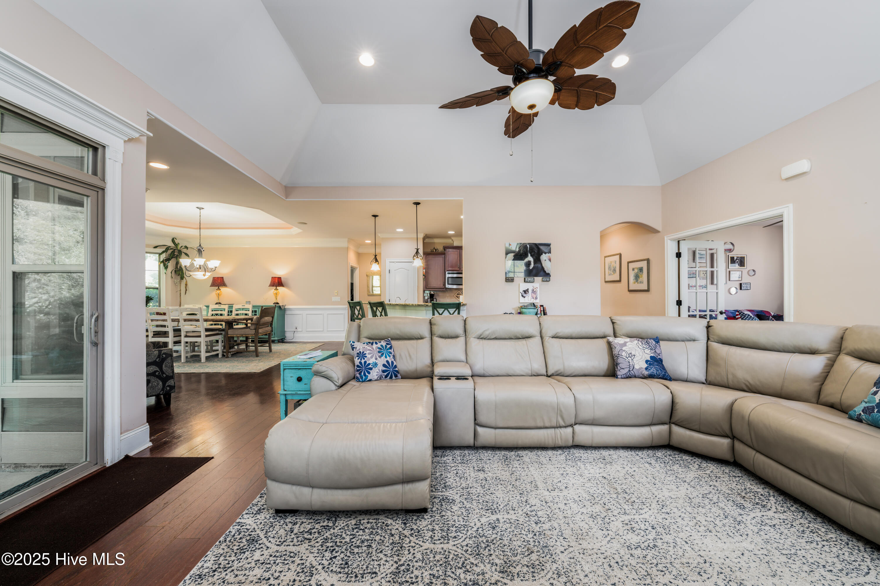 100535400 | Photo 11