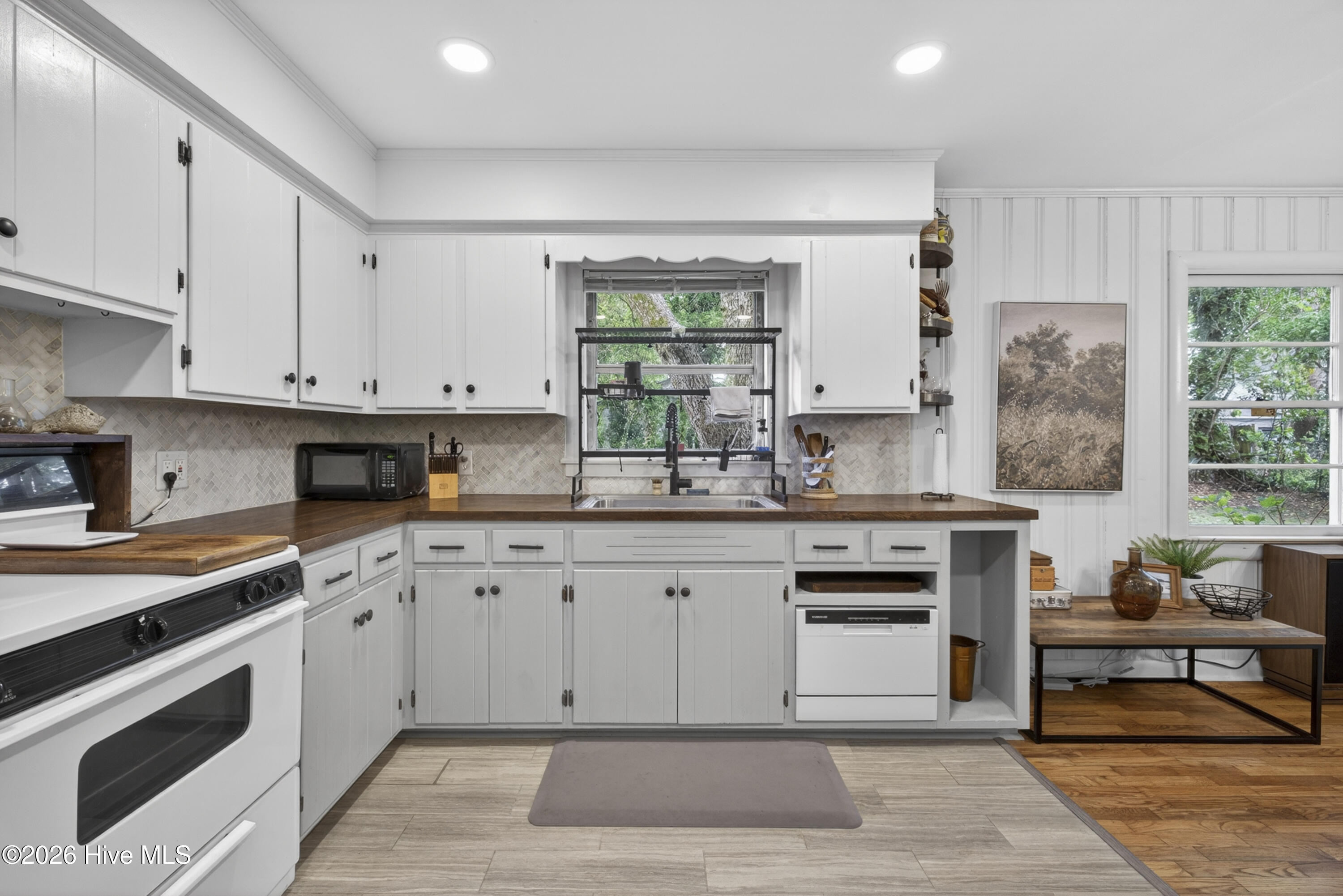 100570211 | Photo 25