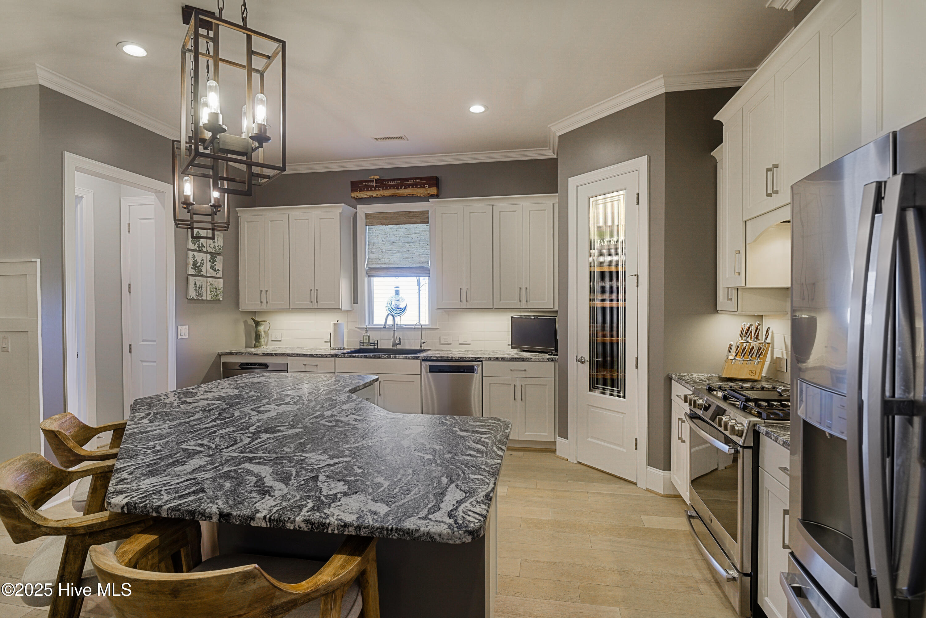 100530008 | Photo 25