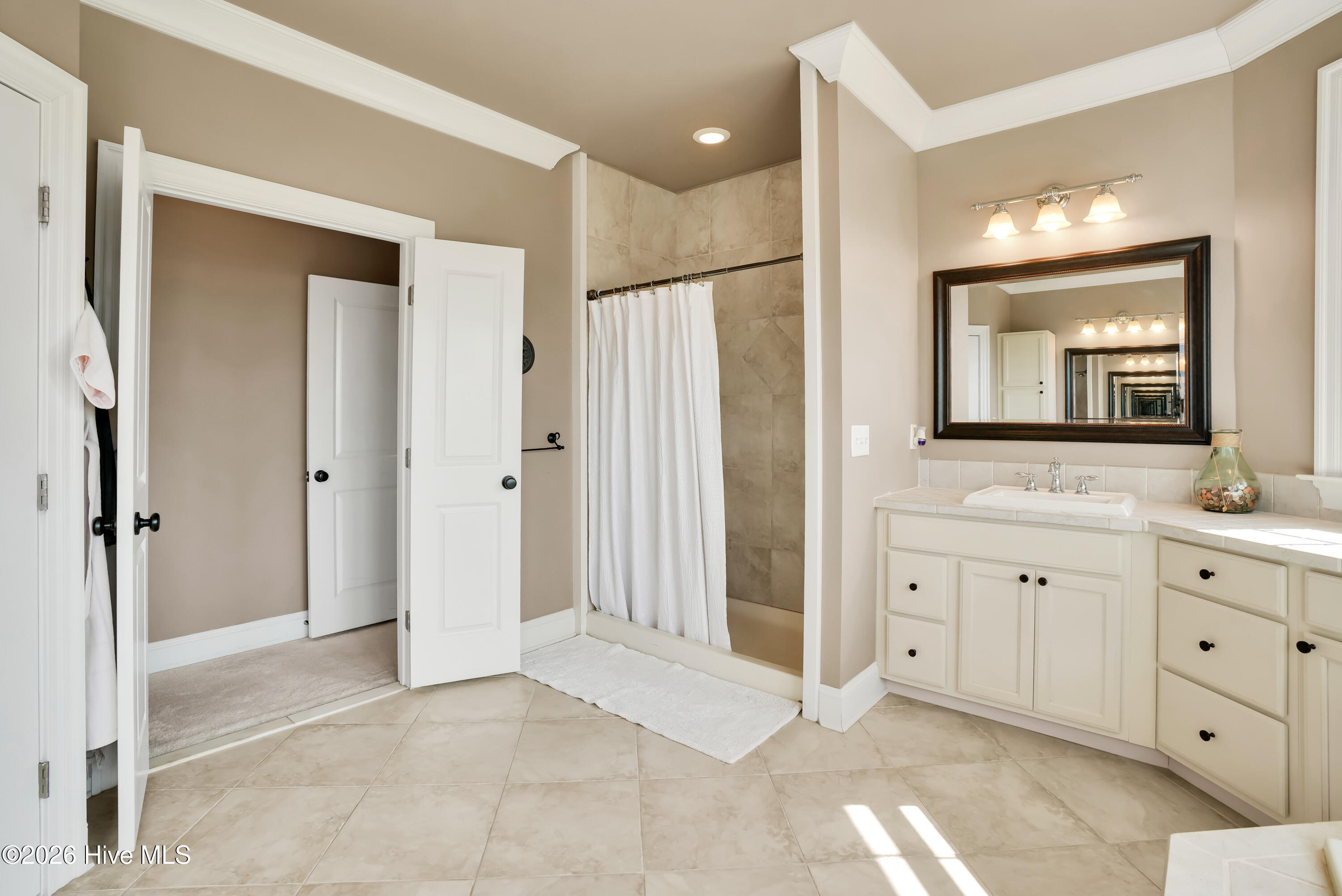 100564861 | Photo 16