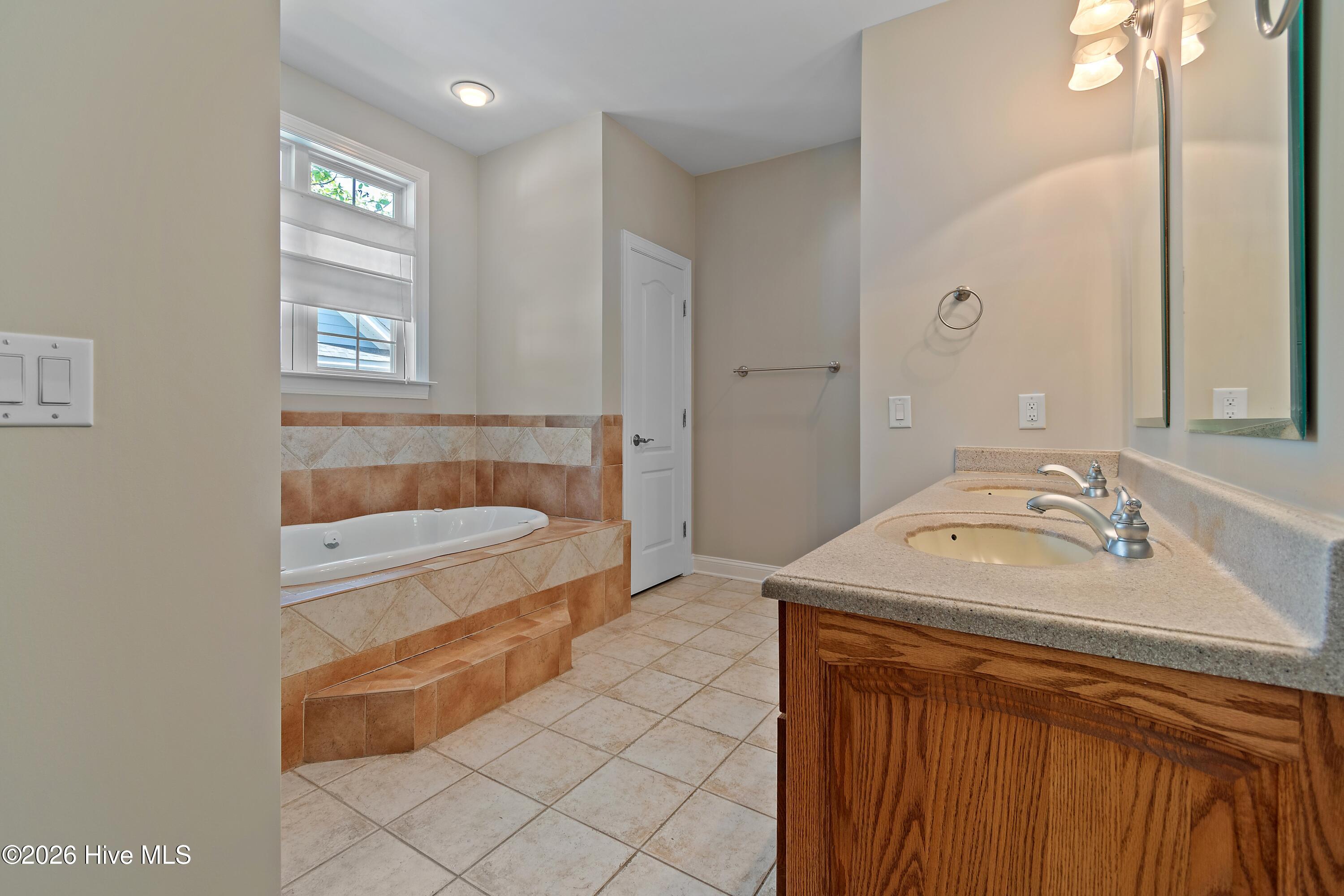 100568662 | Photo 30