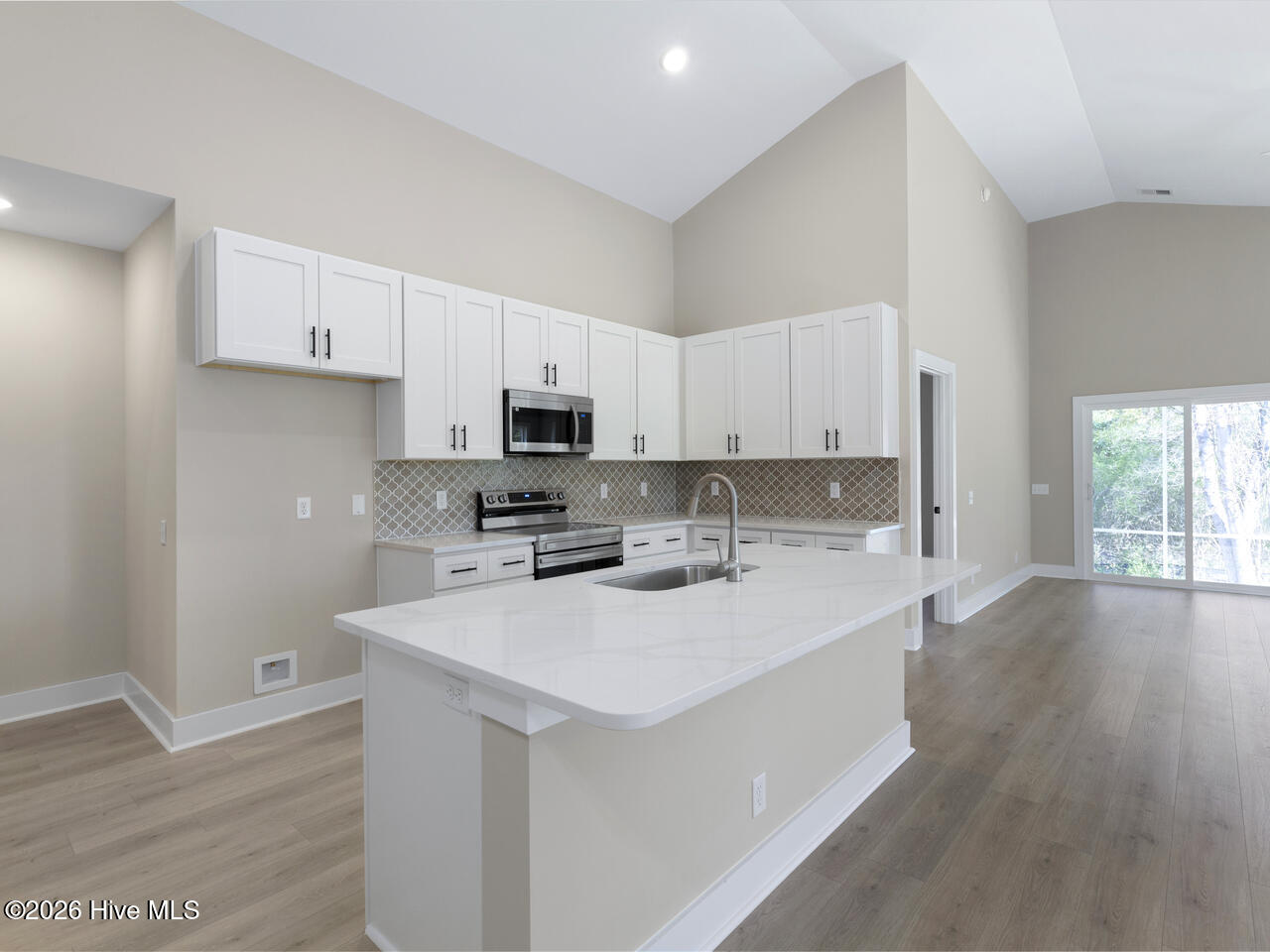 100565274 | Photo 14