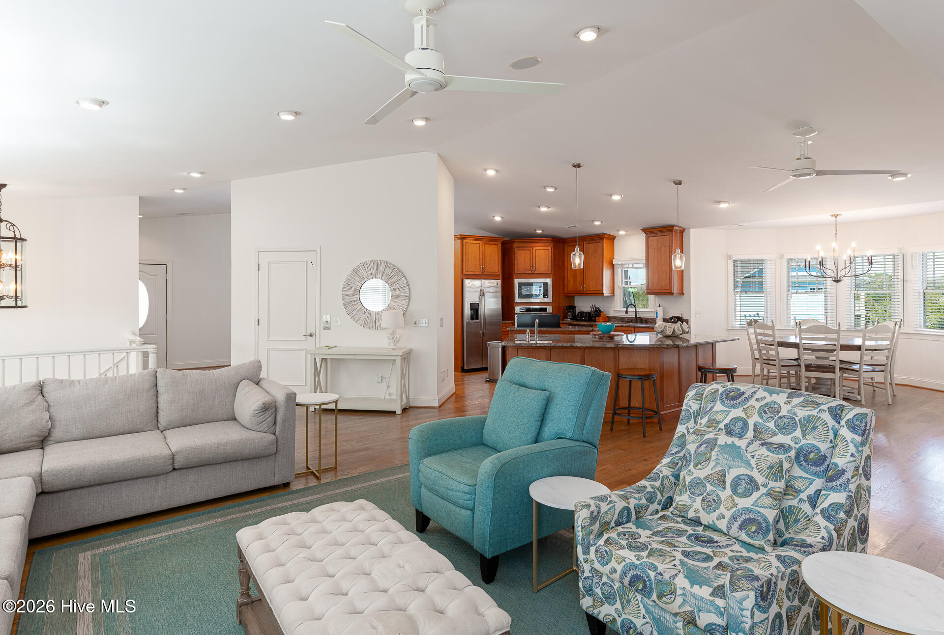 100562037 | Photo 36