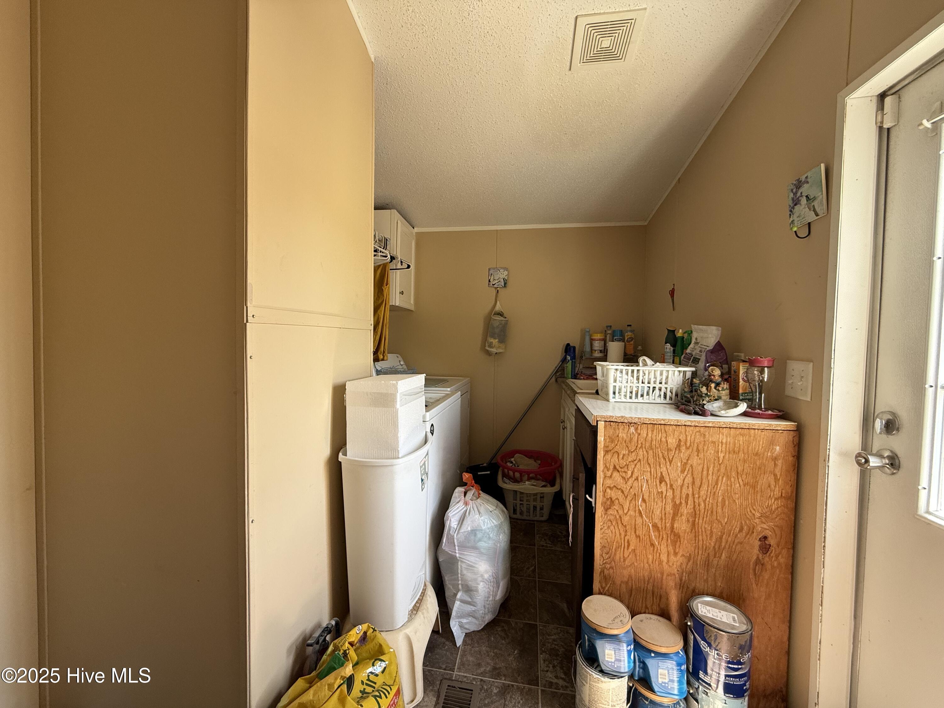 100502105 | Photo 57