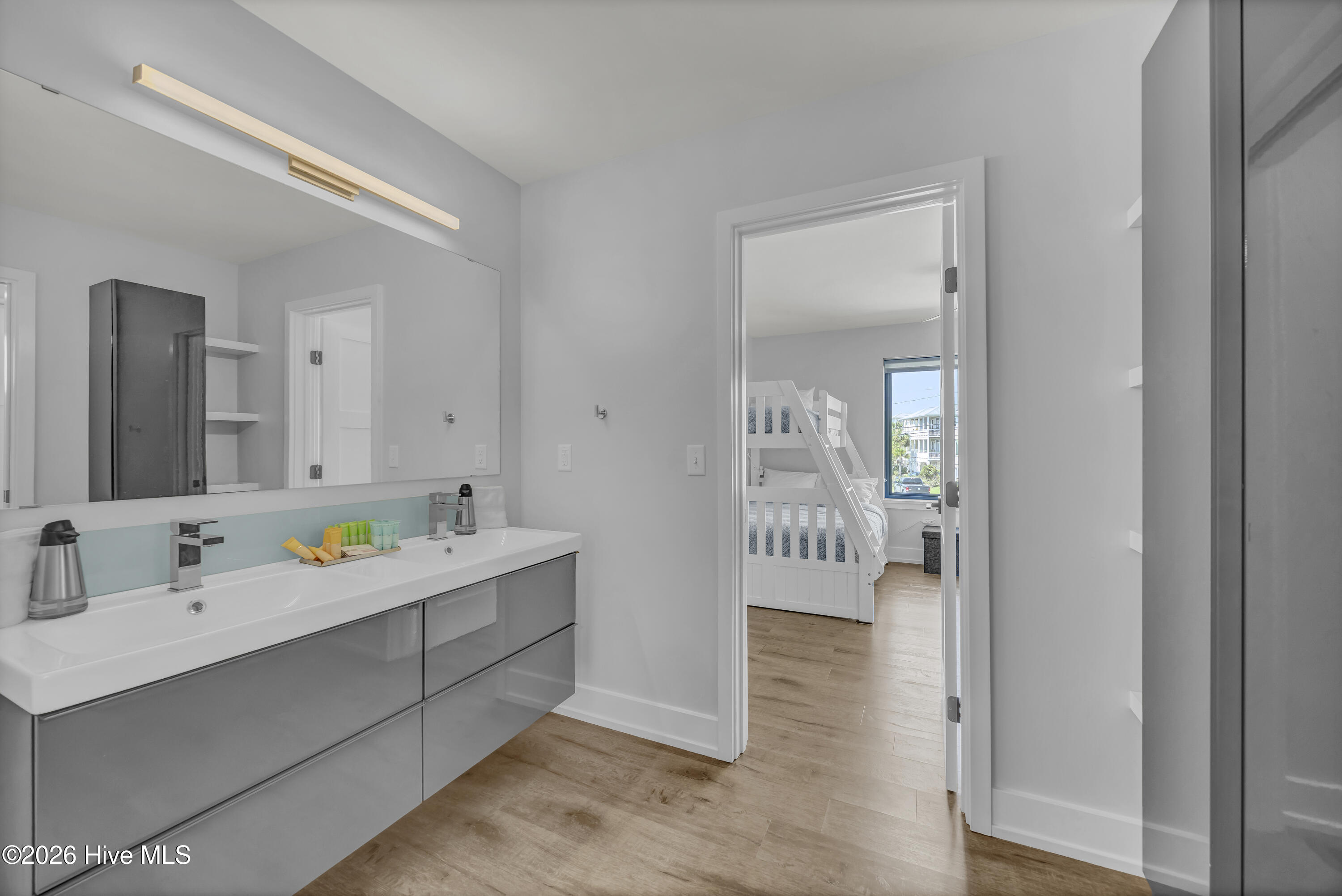 100565280 | Photo 78