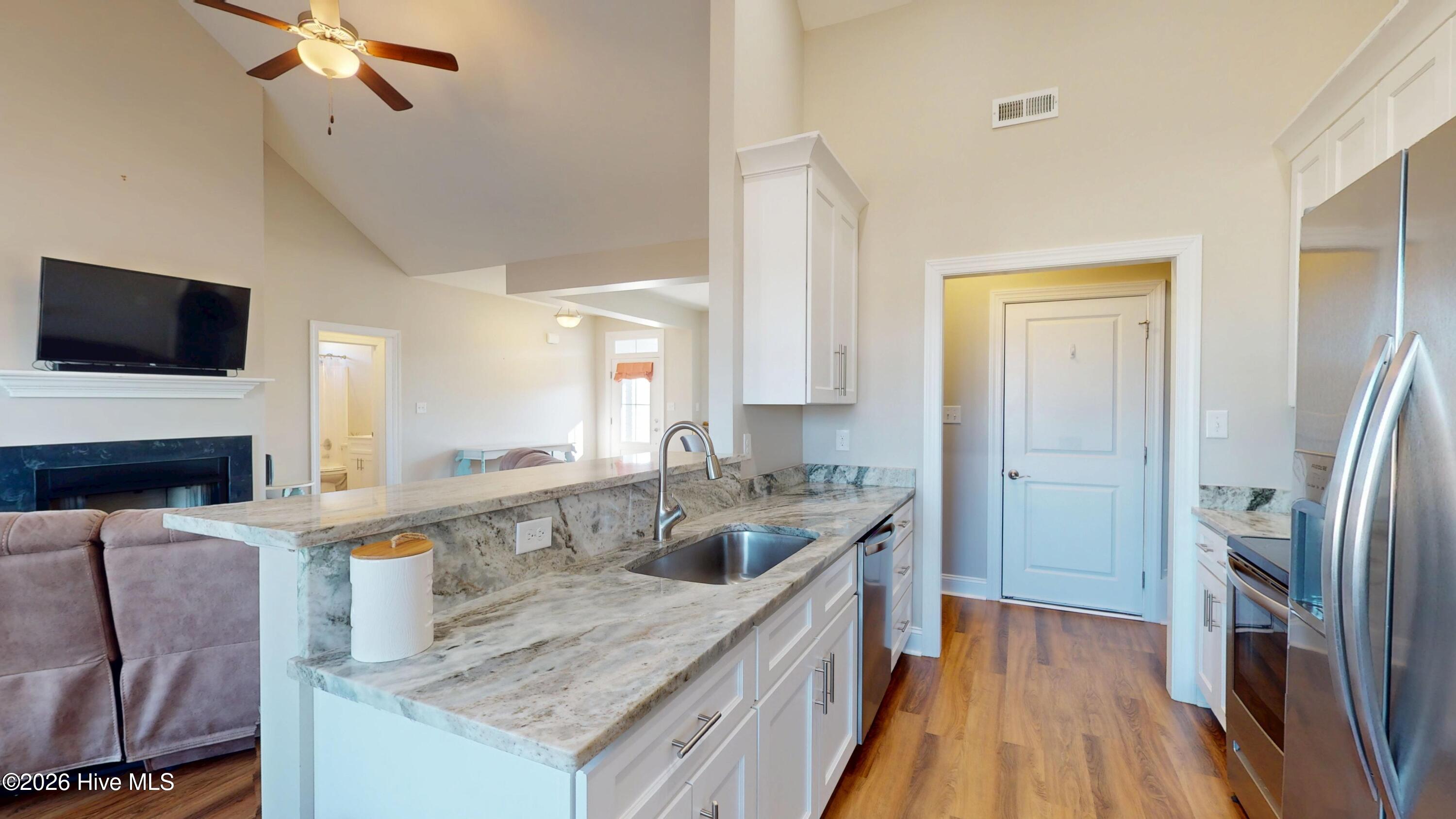 100547102 | Photo 16