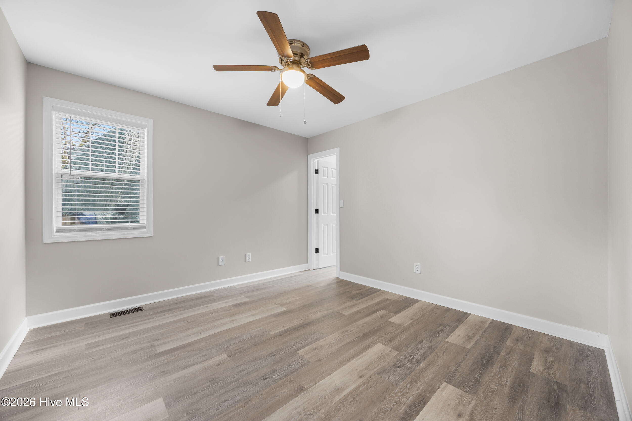 100558916 | Photo 11