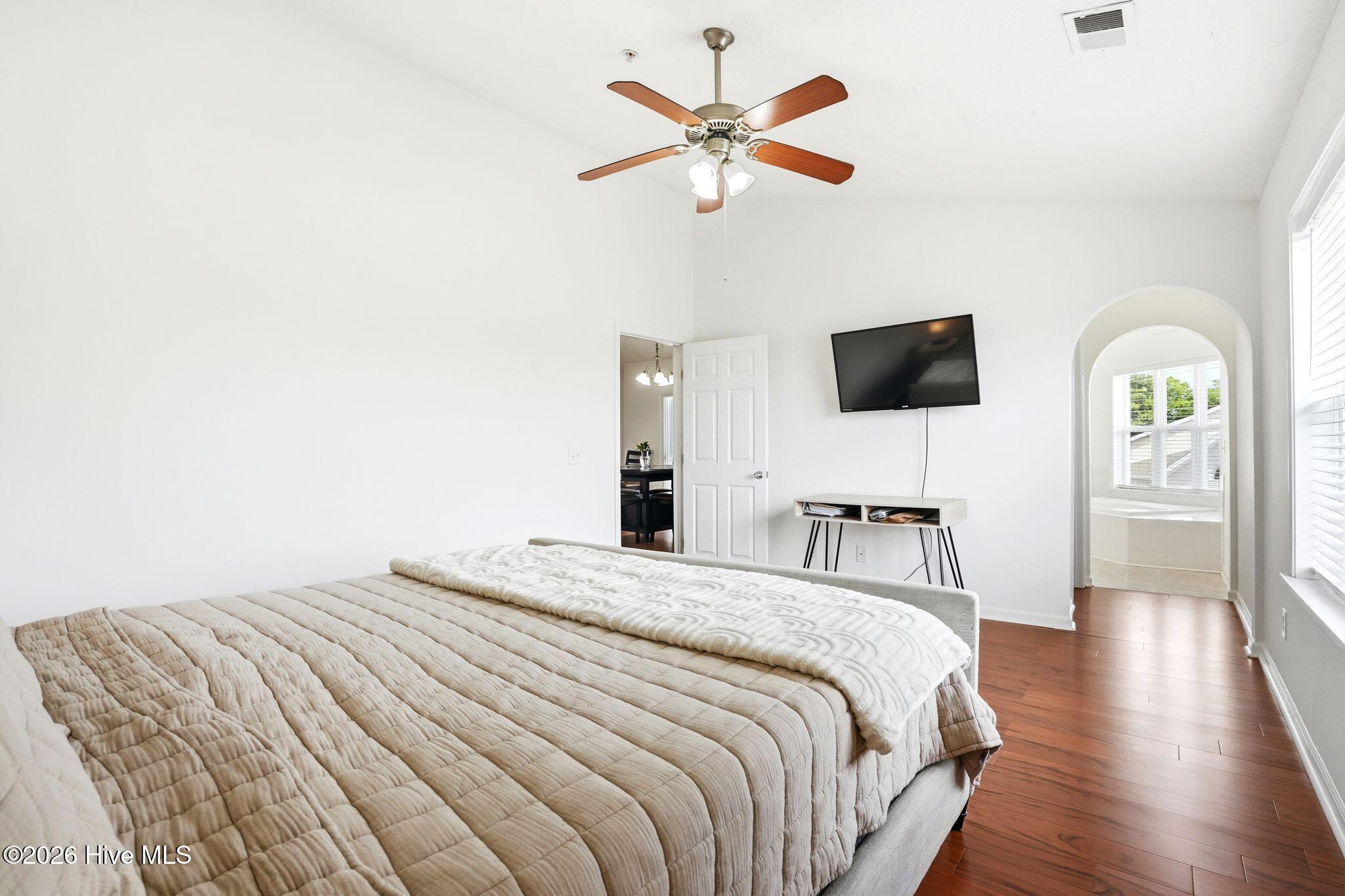 100565628 | Photo 20