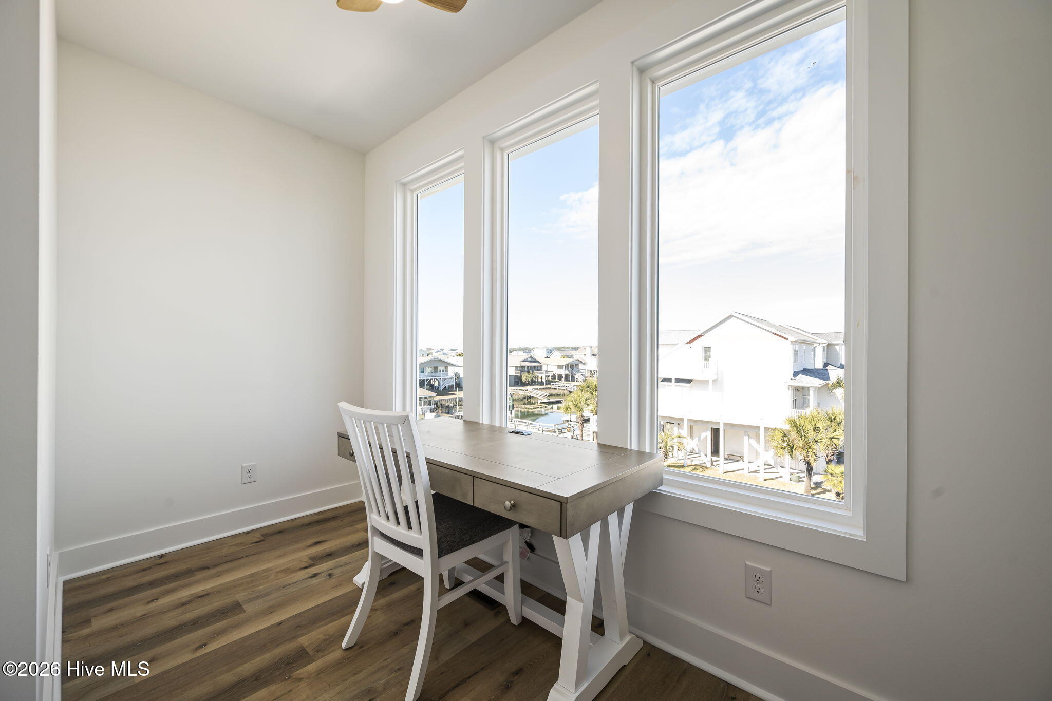 100550572 | Photo 23