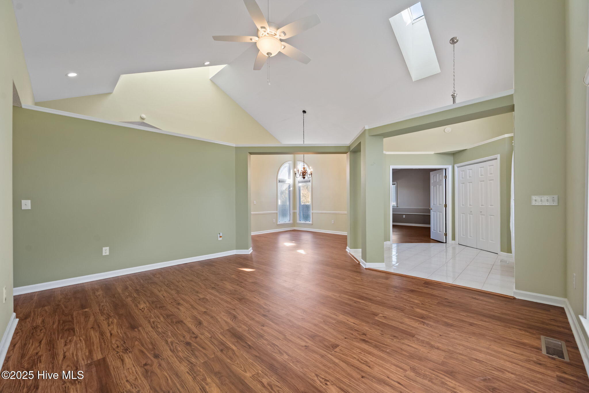 100542327 | Photo 15