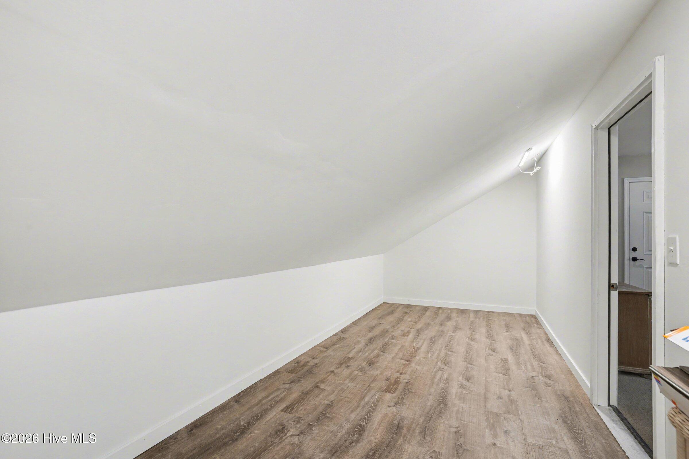 100561753 | Photo 10