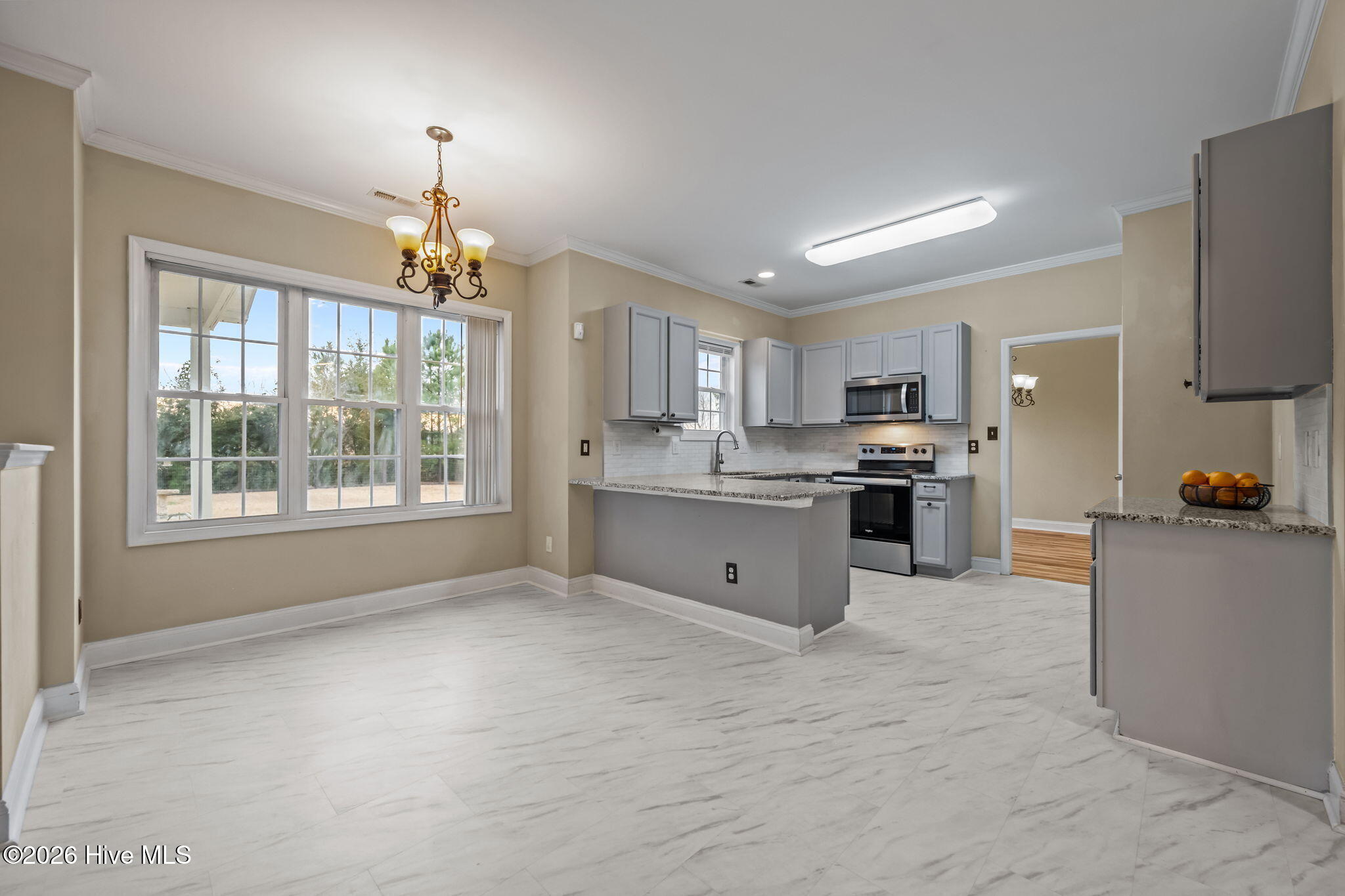 100548708 | Photo 11