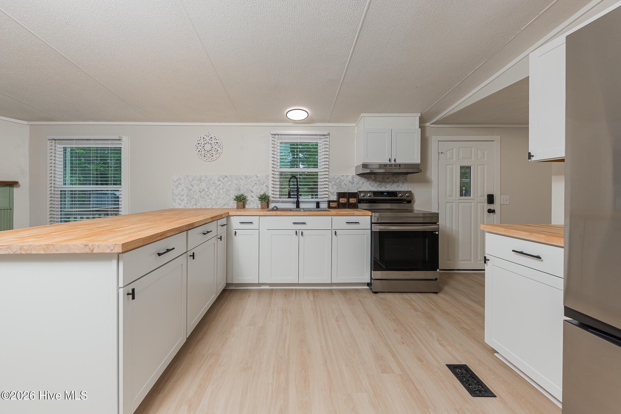 100570278 | Photo 22