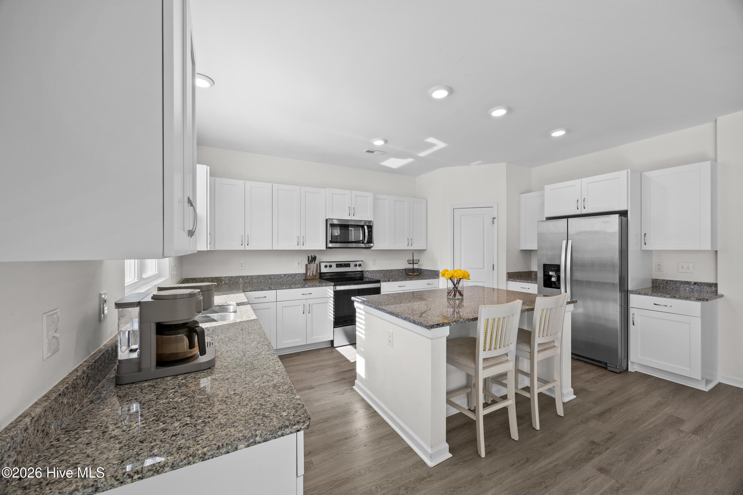 100568989 | Photo 13