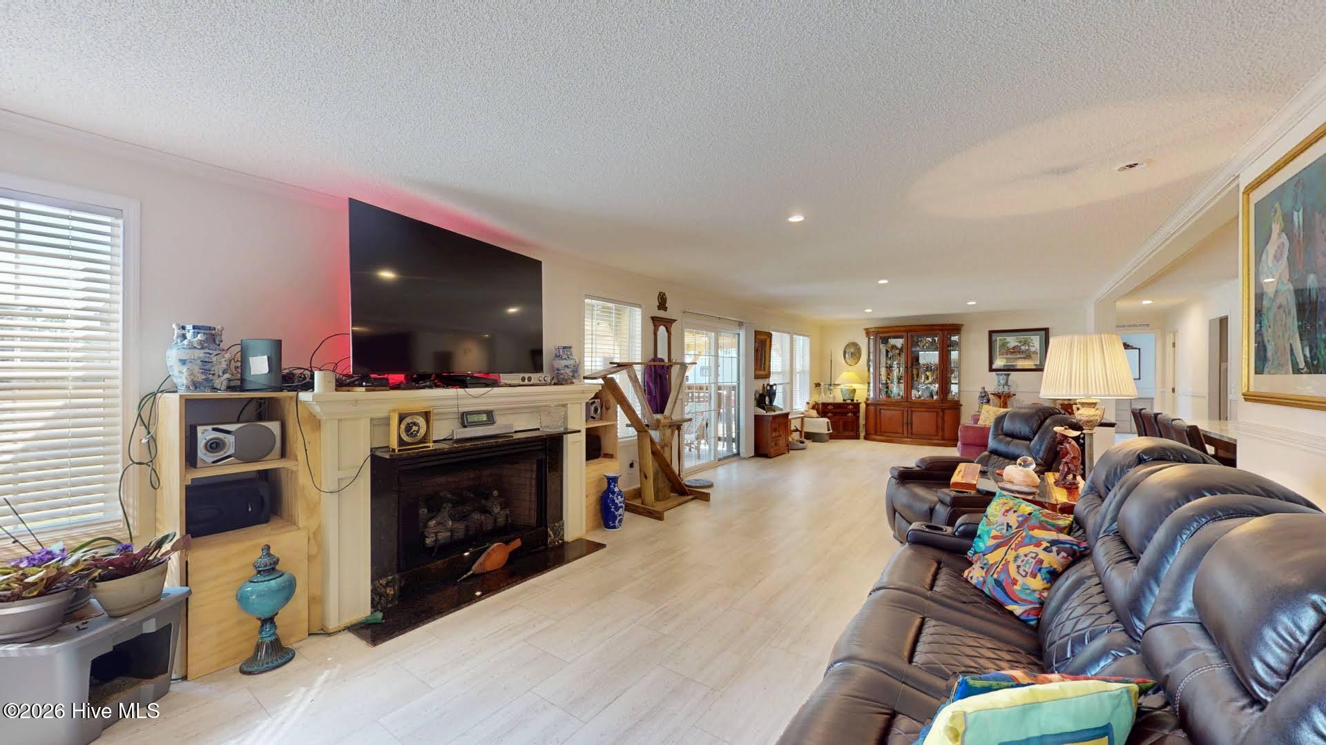 100567177 | Photo 15