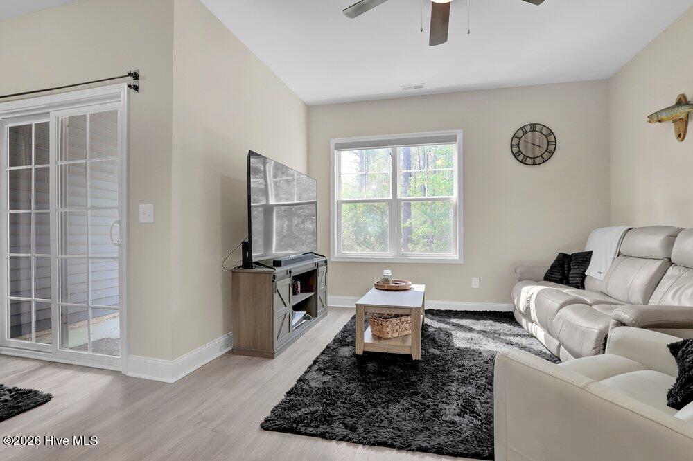 100568323 | Photo 11