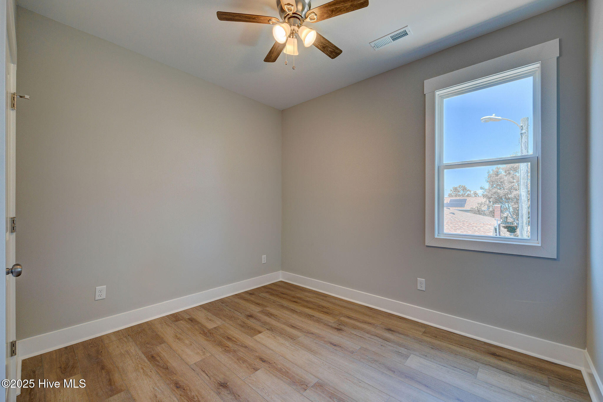 100521175 | Photo 44