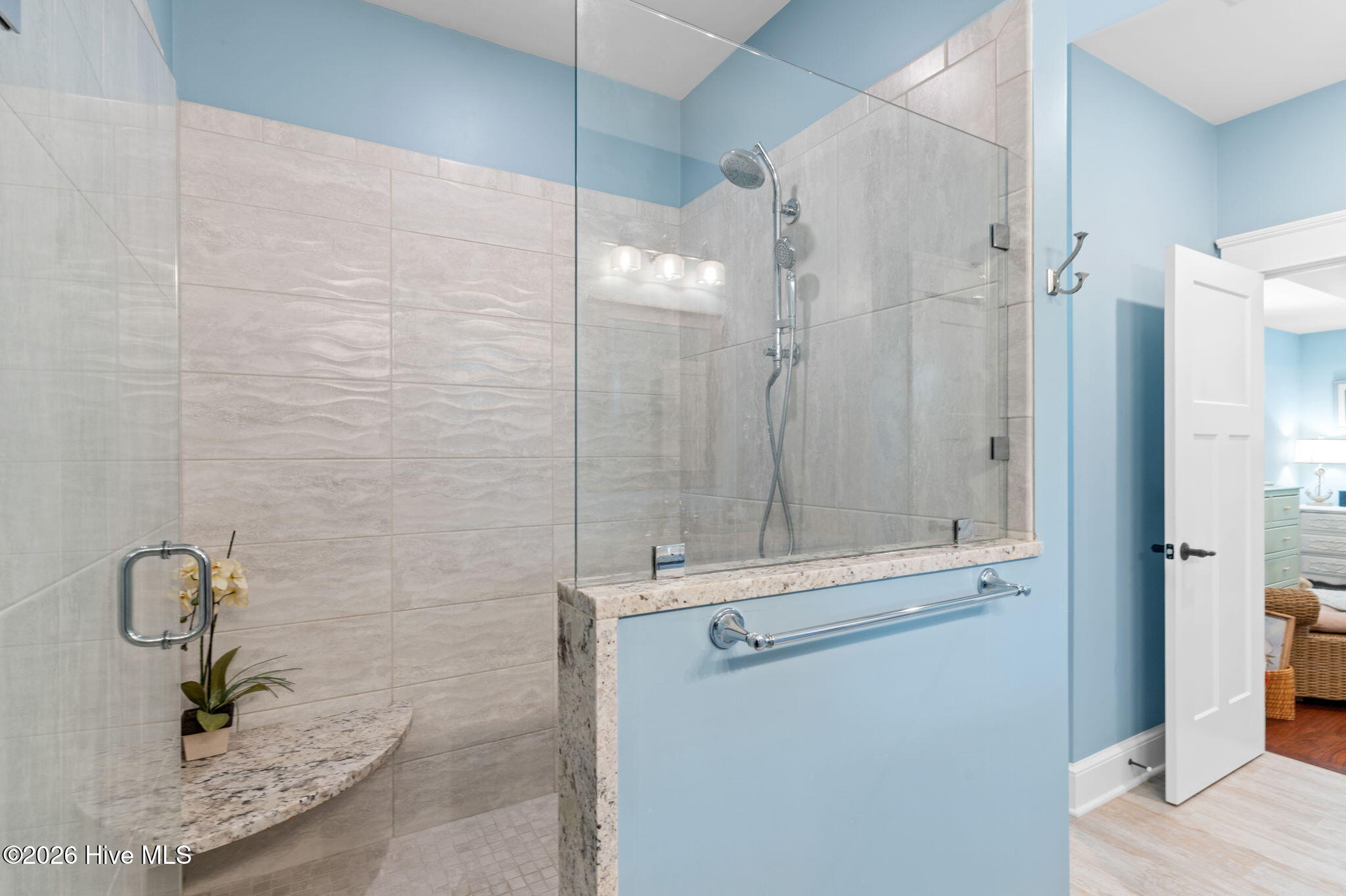 100560975 | Photo 26