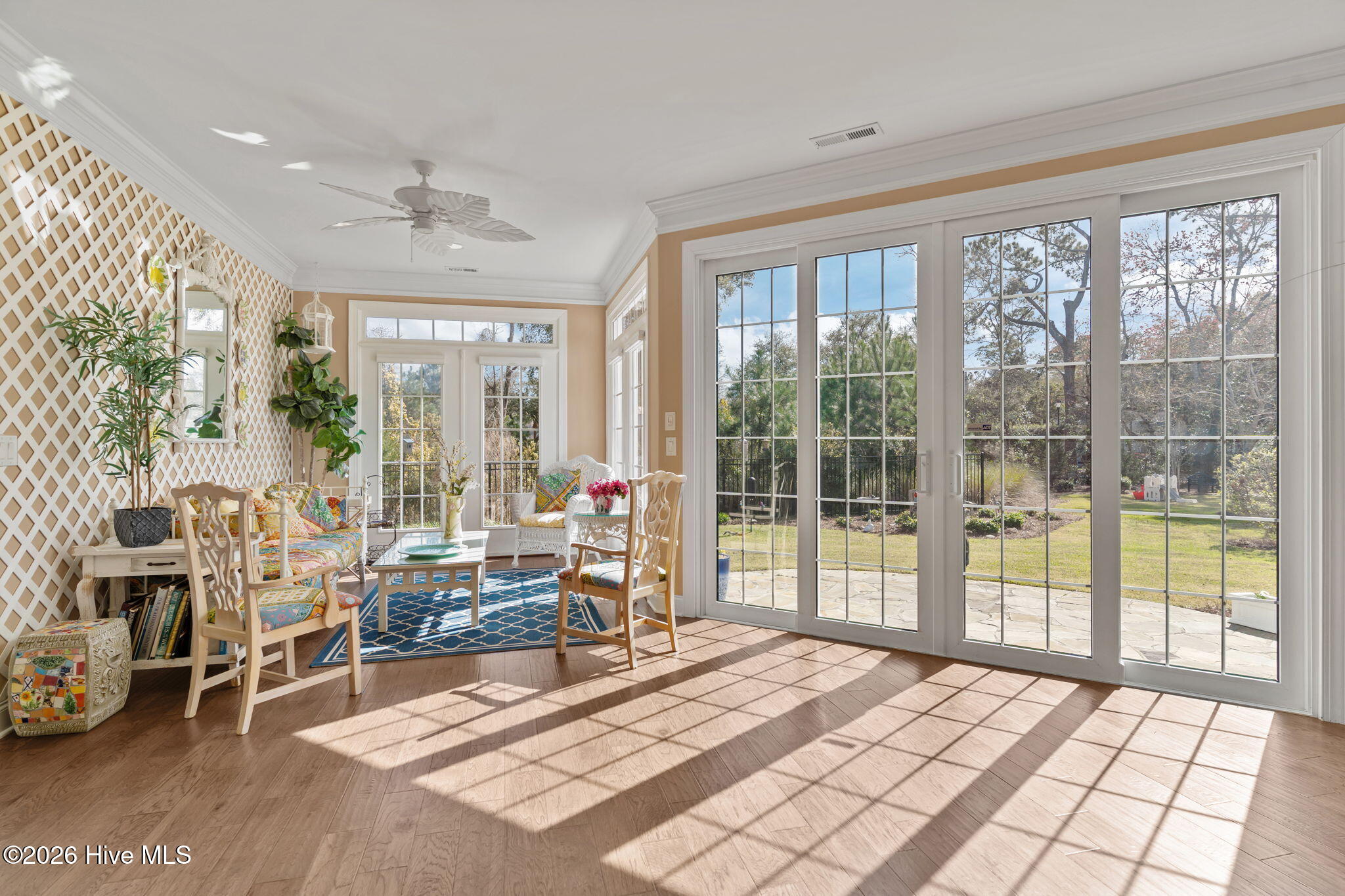 100561324 | Photo 15