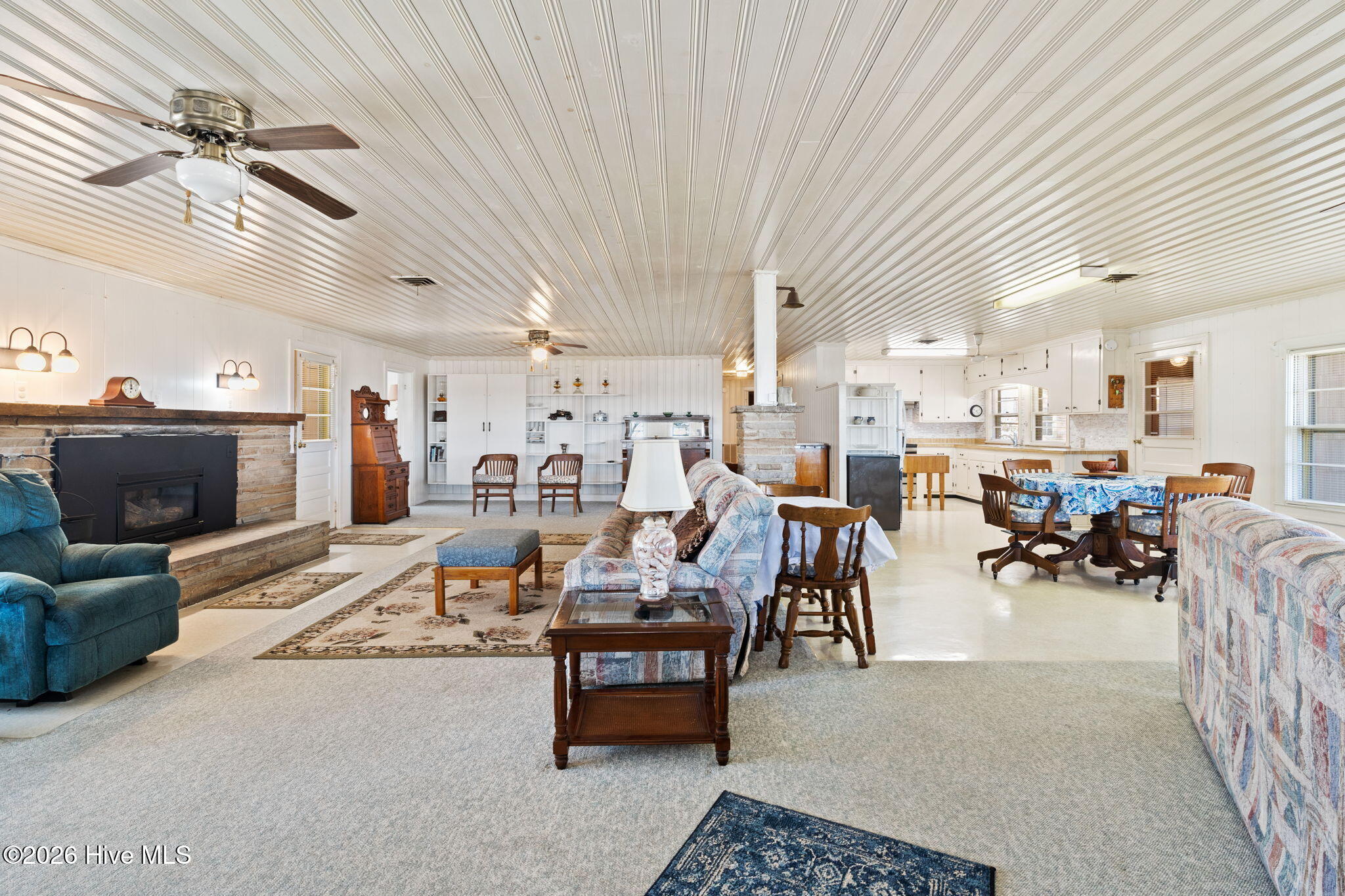 100561810 | Photo 37