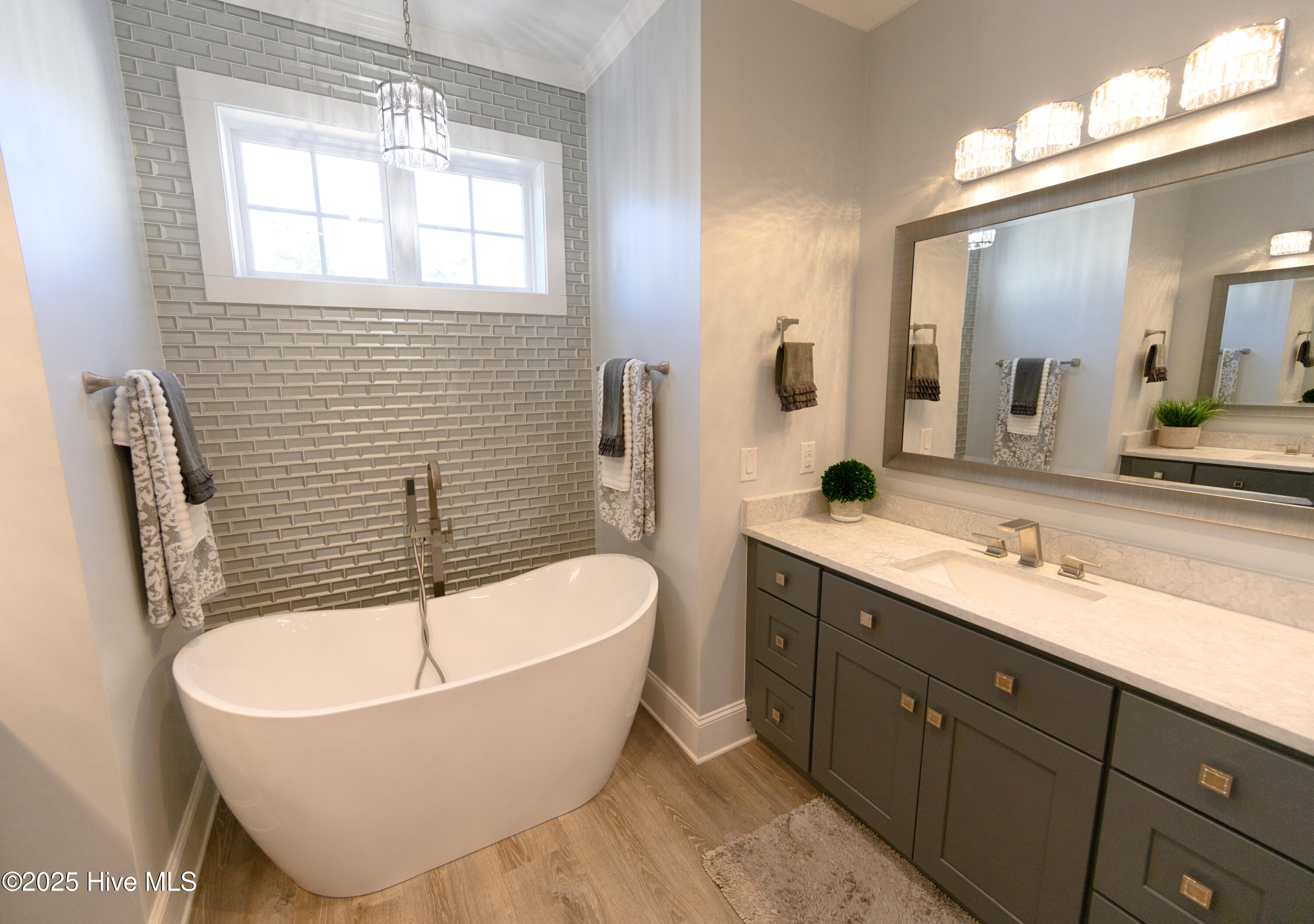 100546521 | Photo 51