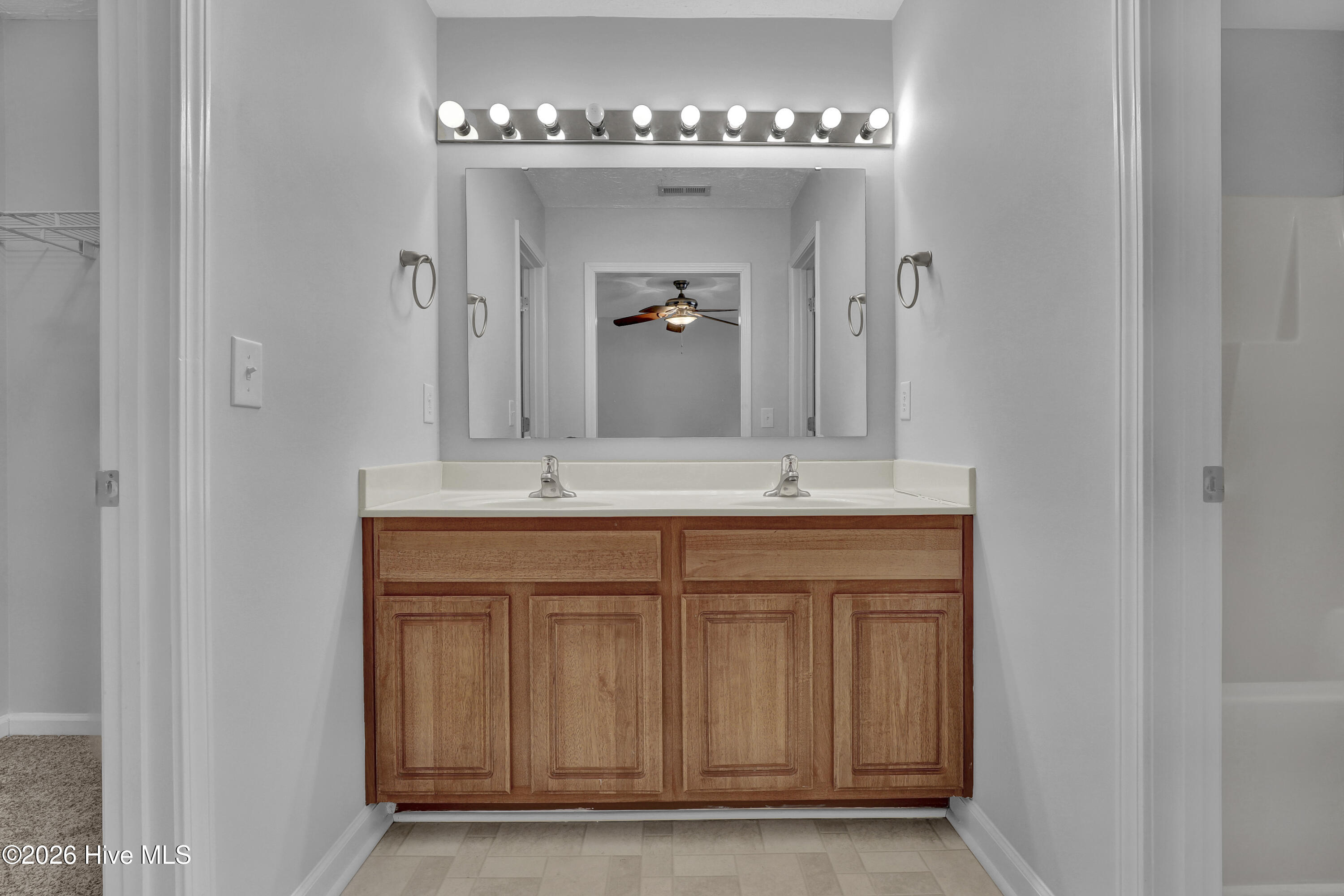 100549812 | Photo 22