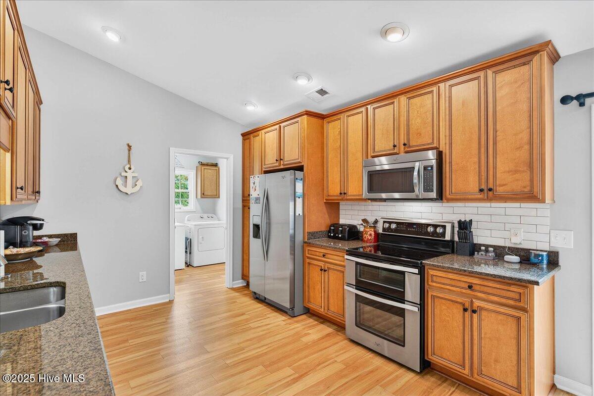 100530290 | Photo 16