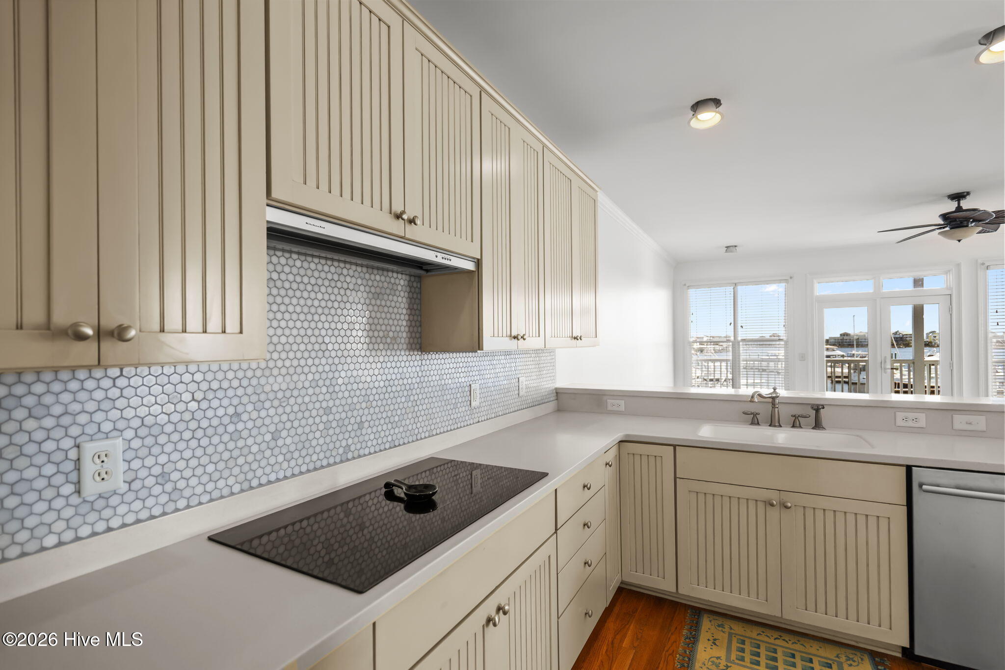 100560012 | Photo 17