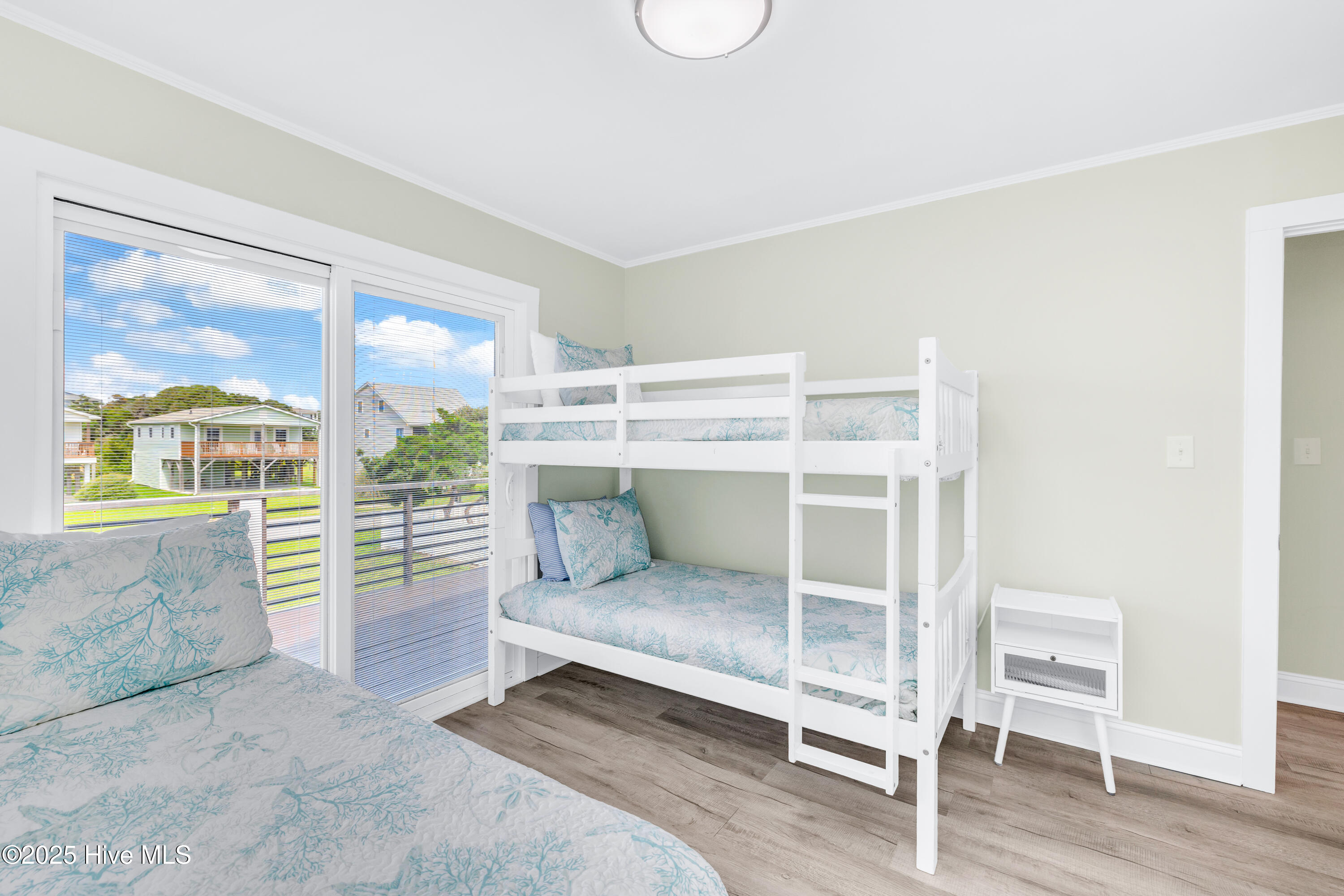 100550005 | Photo 24