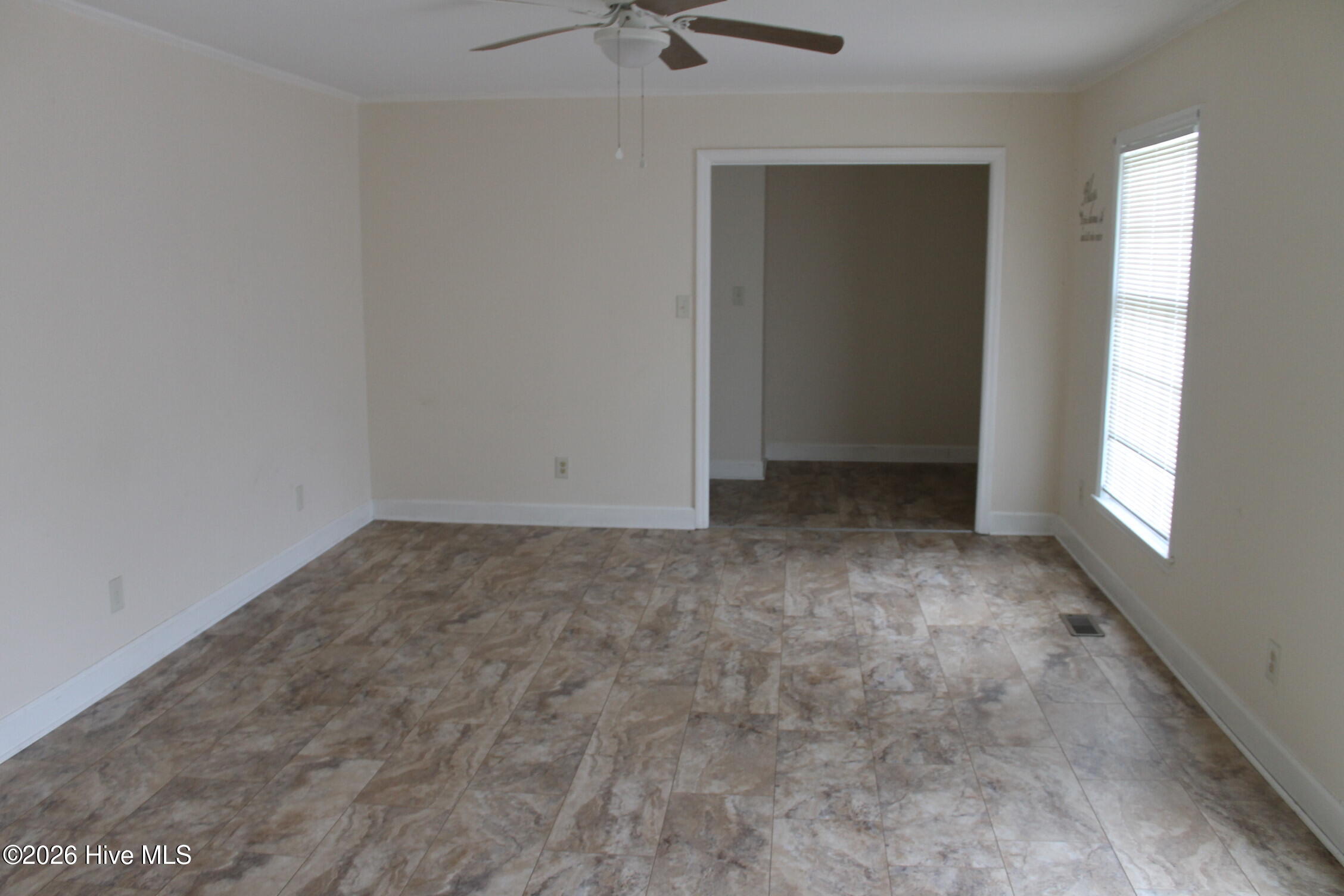 100565627 | Photo 25