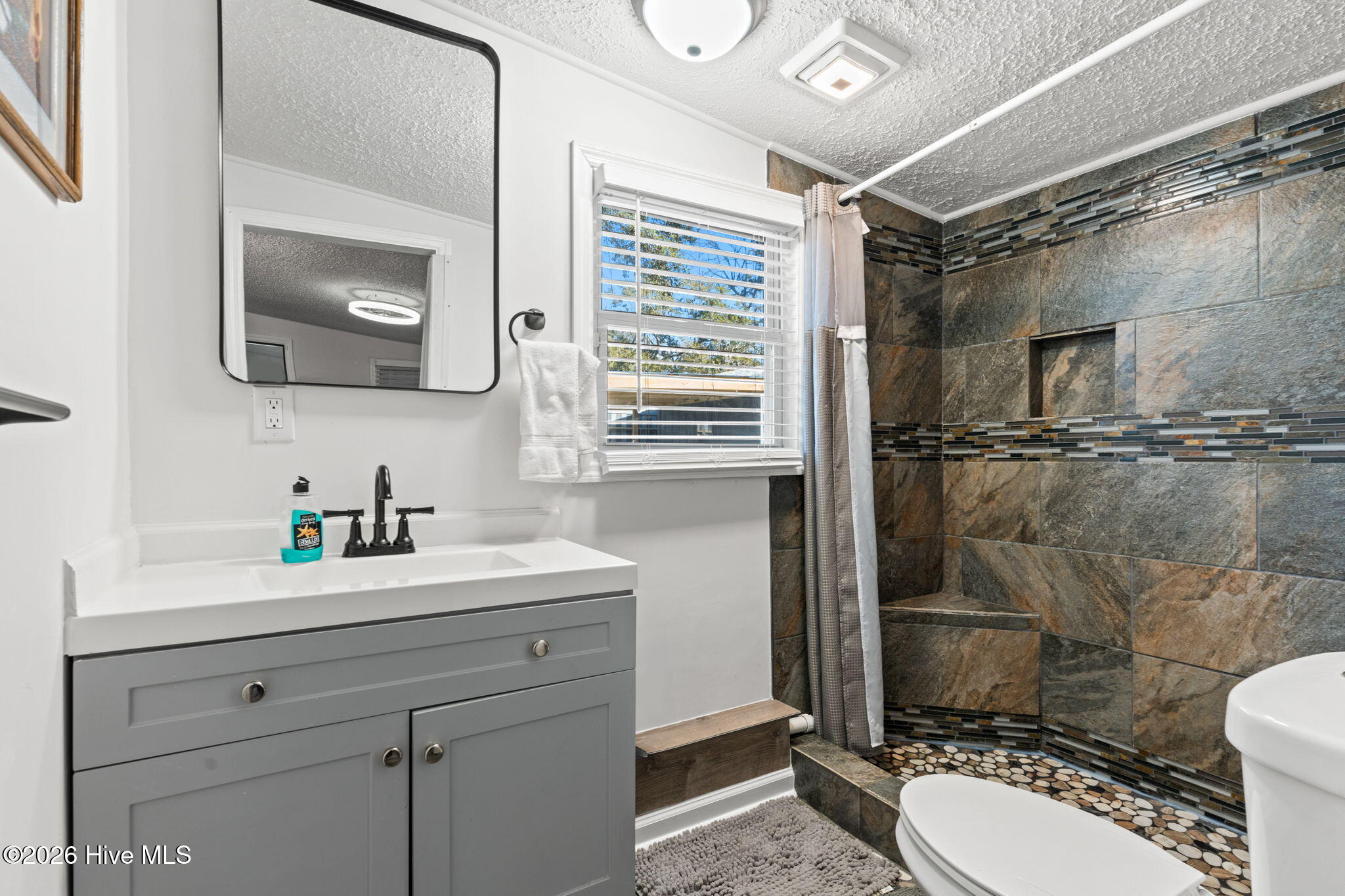 100547685 | Photo 28